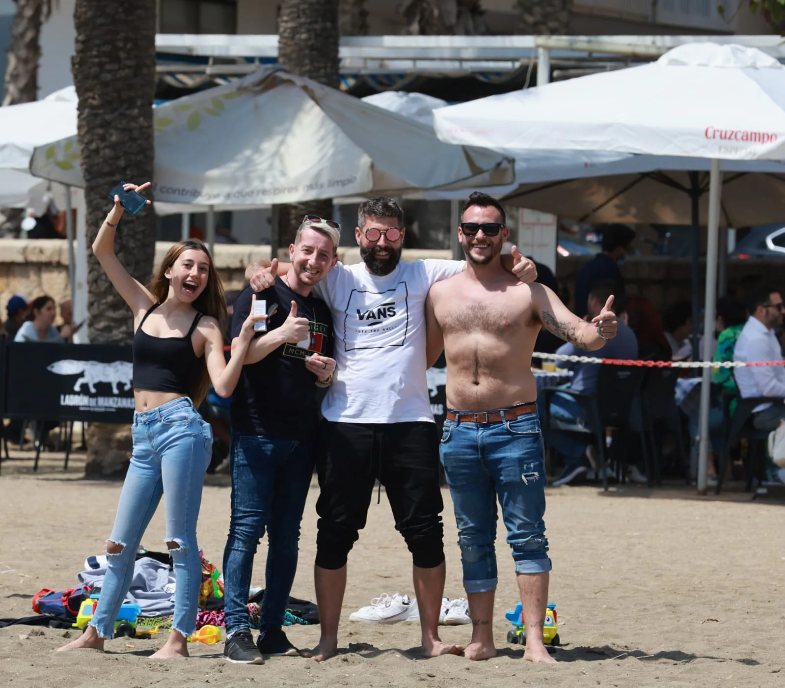 Playas y chiringuitos llenos demuestran la recuperación de un sector que espera un buen verano