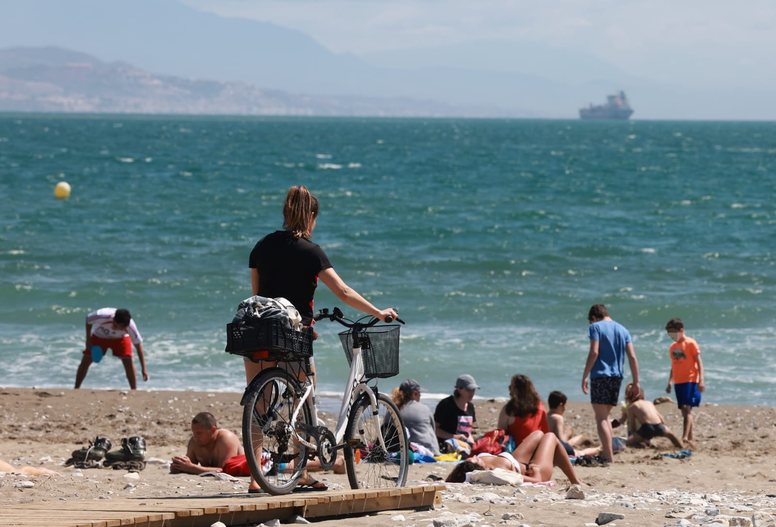 Playas y chiringuitos llenos demuestran la recuperación de un sector que espera un buen verano