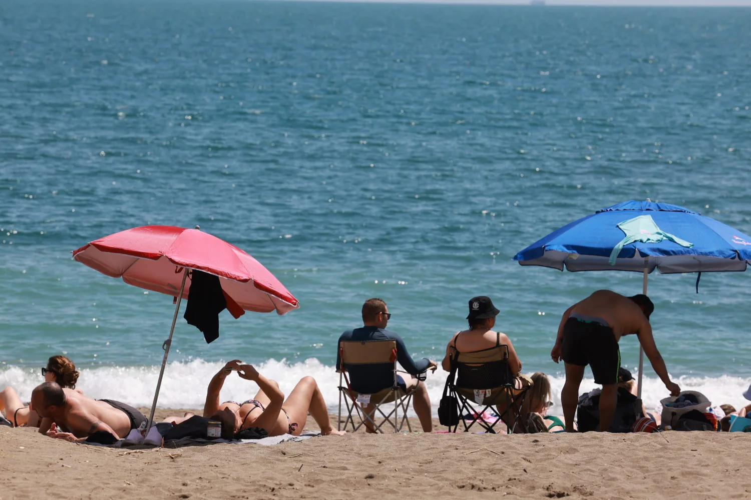 Playas y chiringuitos llenos demuestran la recuperación de un sector que espera un buen verano