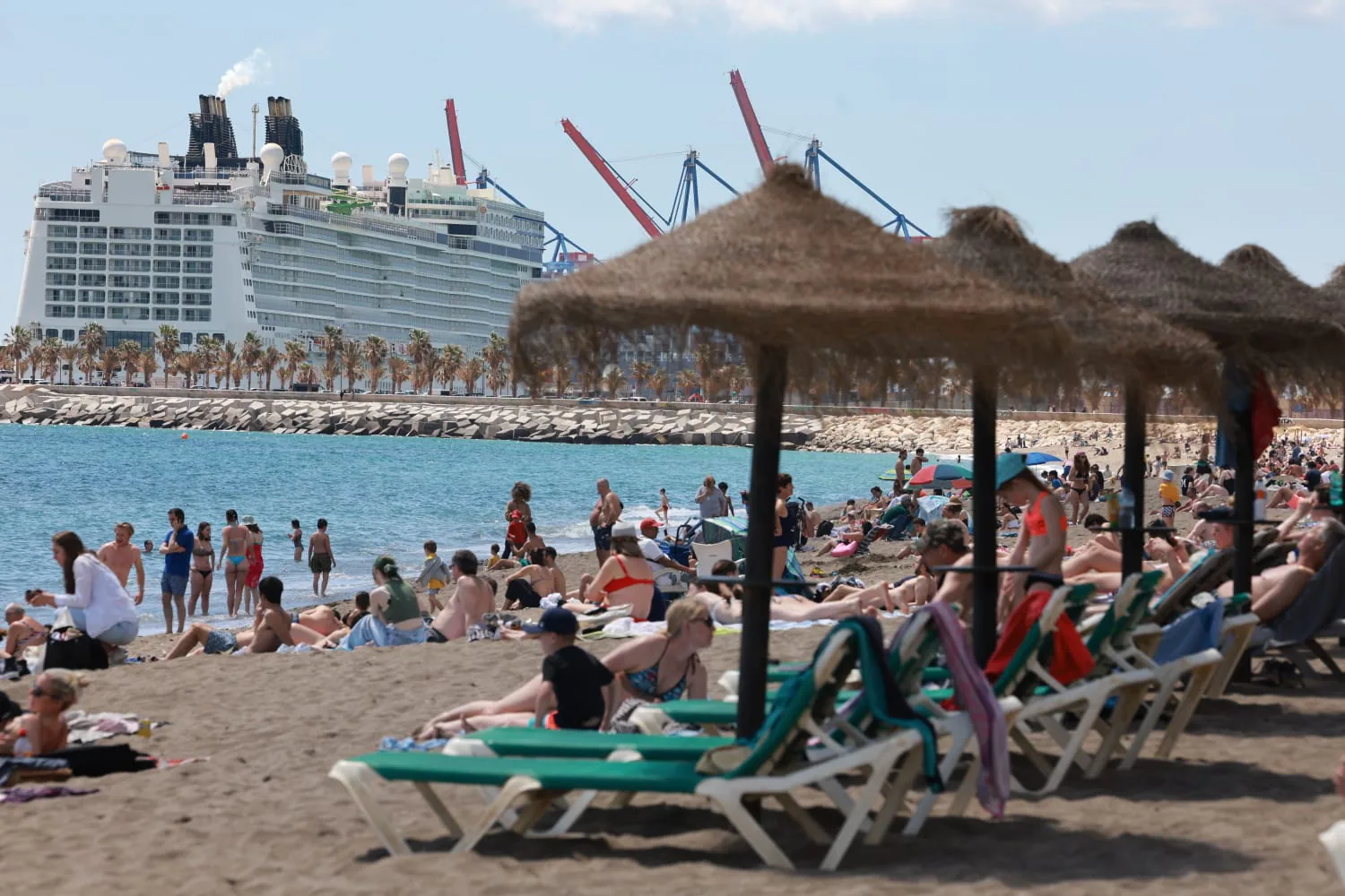 Playas y chiringuitos llenos demuestran la recuperación de un sector que espera un buen verano