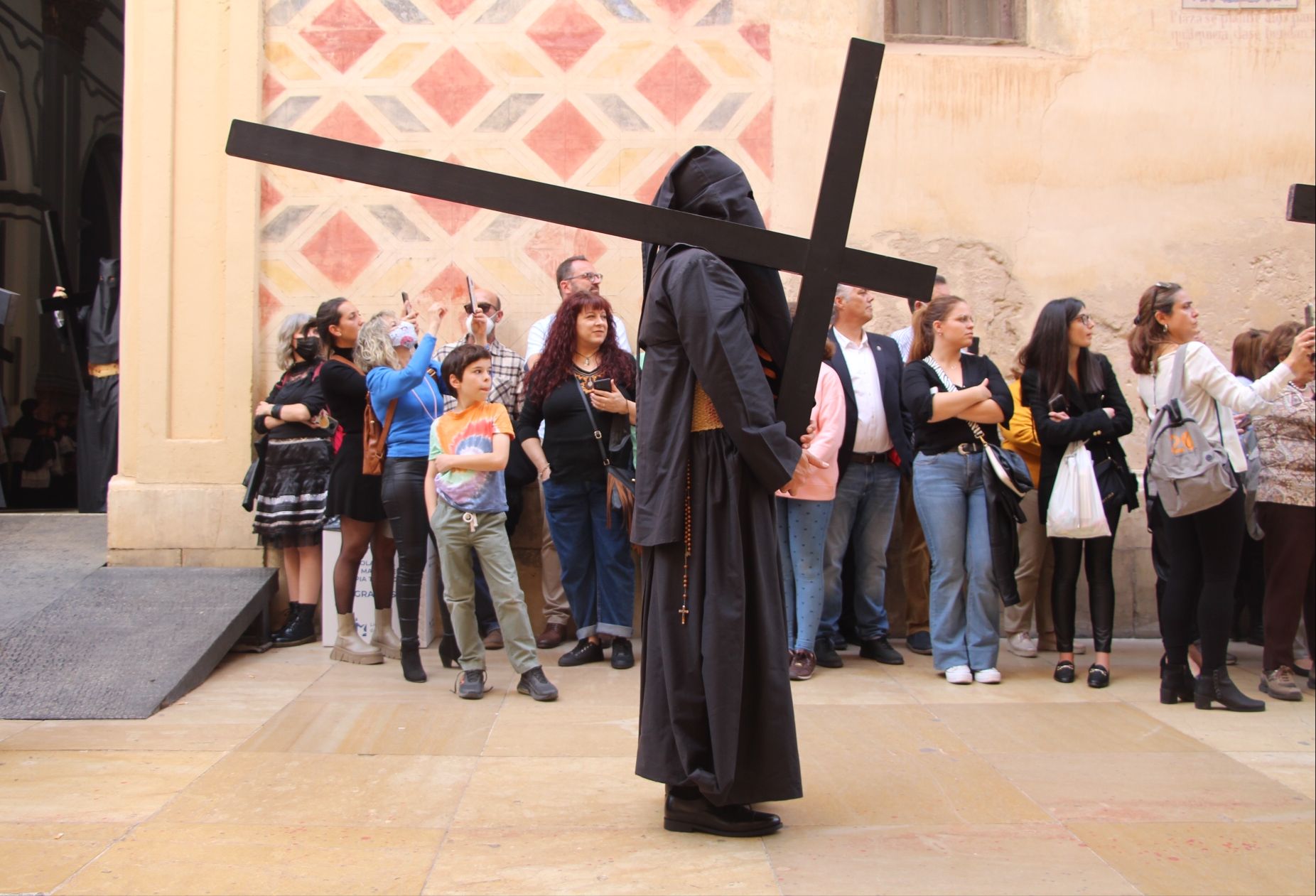 Las mejores imágenes de las cofradías del Viernes Santo en Málaga. Procesionan Monte Calvario, Descendimiento, Dolores de San Juan, Amor, Traslado, Piedad, Sepulcro y Servitas.