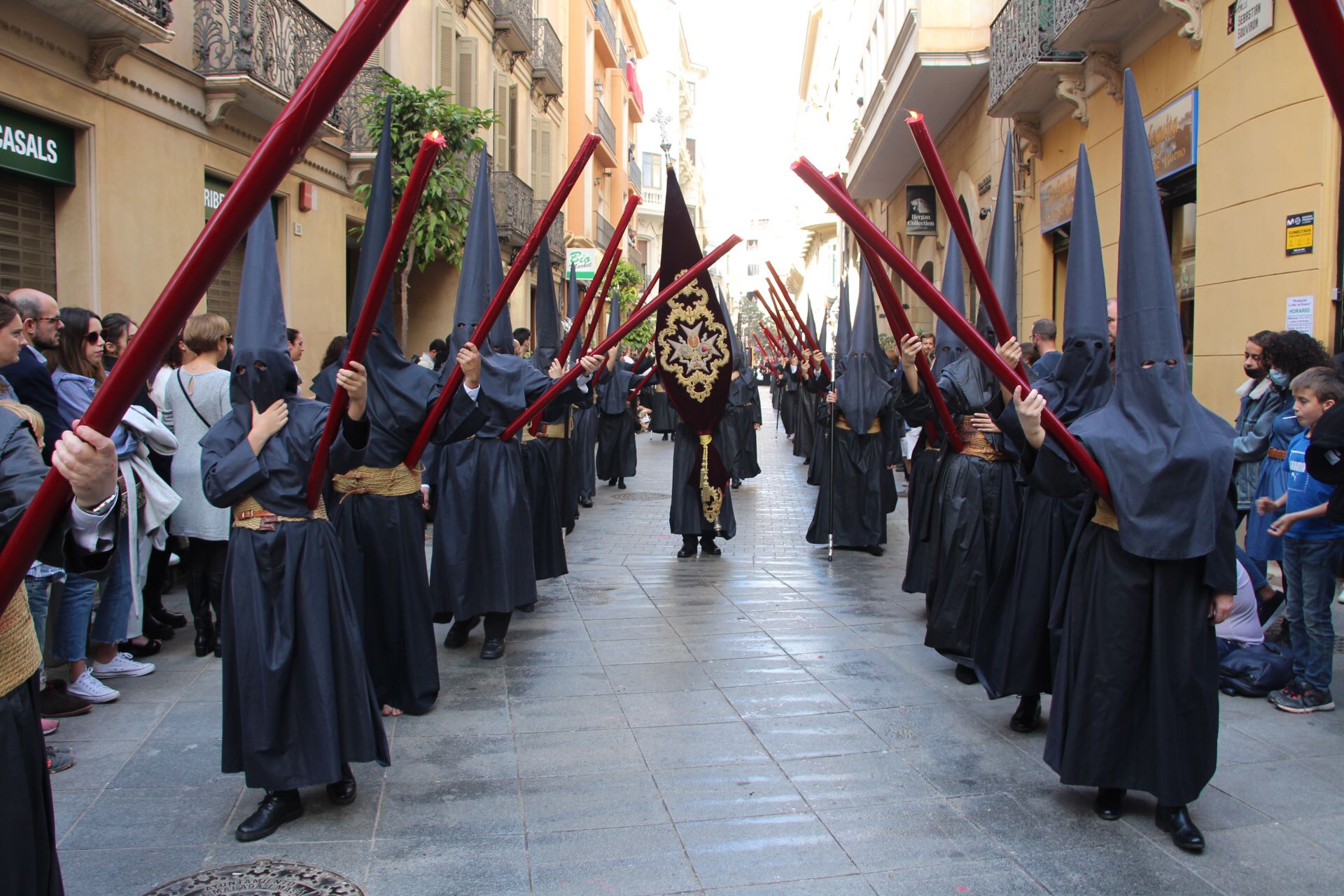 Las mejores imágenes de las cofradías del Viernes Santo en Málaga. Procesionan Monte Calvario, Descendimiento, Dolores de San Juan, Amor, Traslado, Piedad, Sepulcro y Servitas.