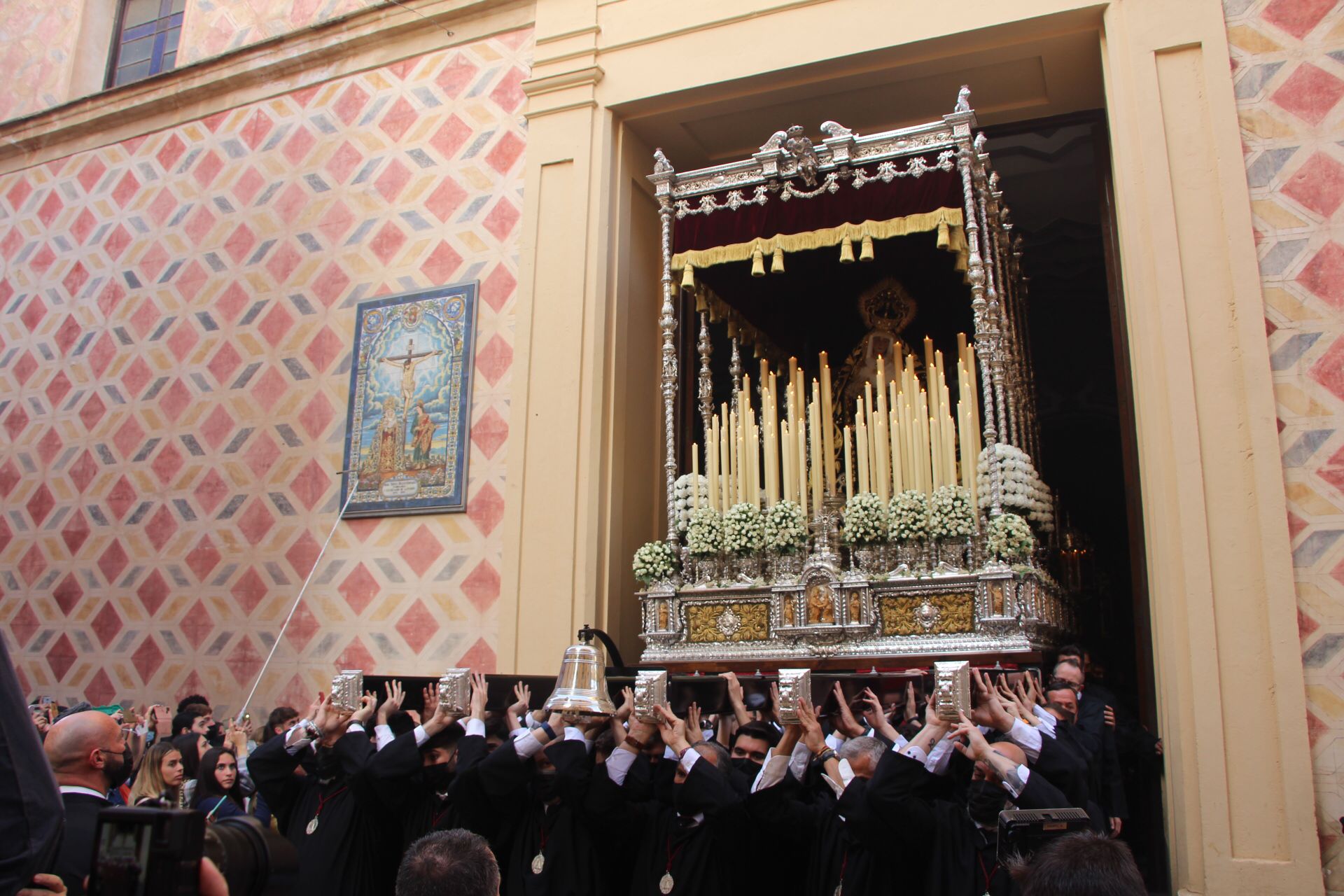 Las mejores imágenes de las cofradías del Viernes Santo en Málaga. Procesionan Monte Calvario, Descendimiento, Dolores de San Juan, Amor, Traslado, Piedad, Sepulcro y Servitas.