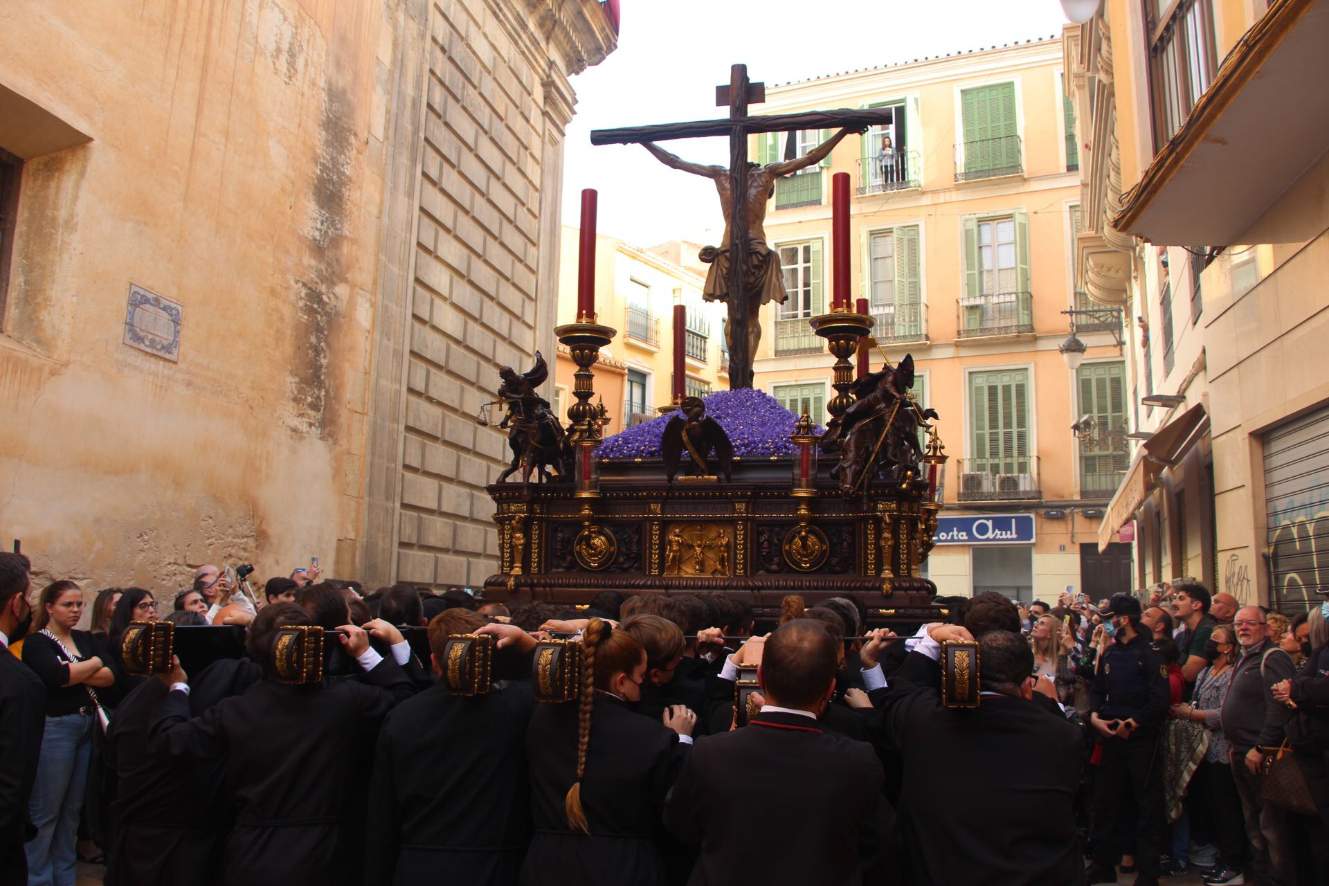 Las mejores imágenes de las cofradías del Viernes Santo en Málaga. Procesionan Monte Calvario, Descendimiento, Dolores de San Juan, Amor, Traslado, Piedad, Sepulcro y Servitas.