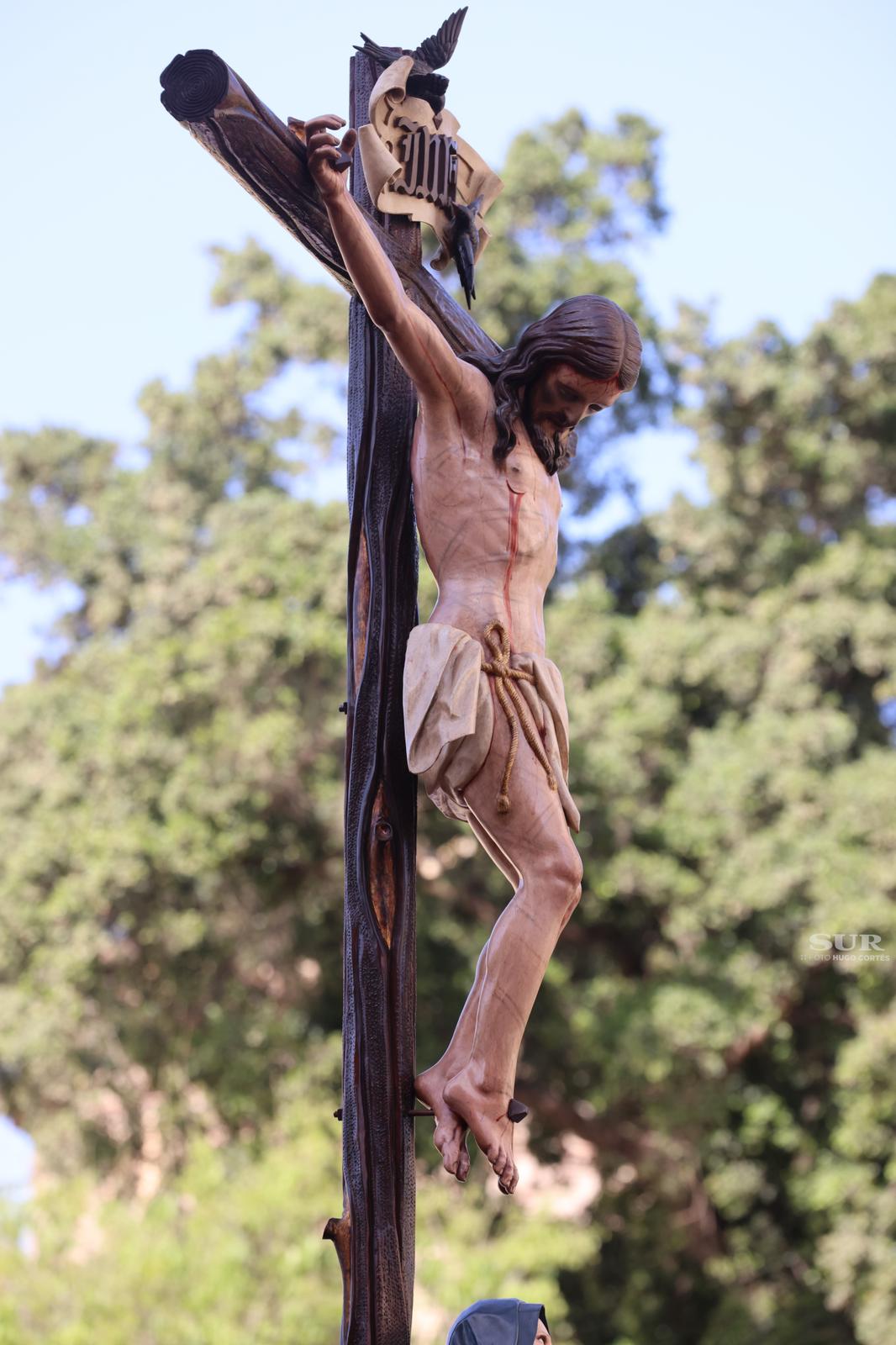 Las mejores imágenes de las cofradías del Viernes Santo en Málaga. Procesionan Monte Calvario, Descendimiento, Dolores de San Juan, Amor, Traslado, Piedad, Sepulcro y Servitas.