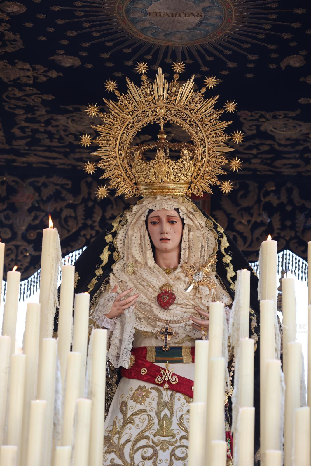 Las mejores imágenes de las cofradías del Viernes Santo en Málaga. Procesionan Monte Calvario, Descendimiento, Dolores de San Juan, Amor, Traslado, Piedad, Sepulcro y Servitas.