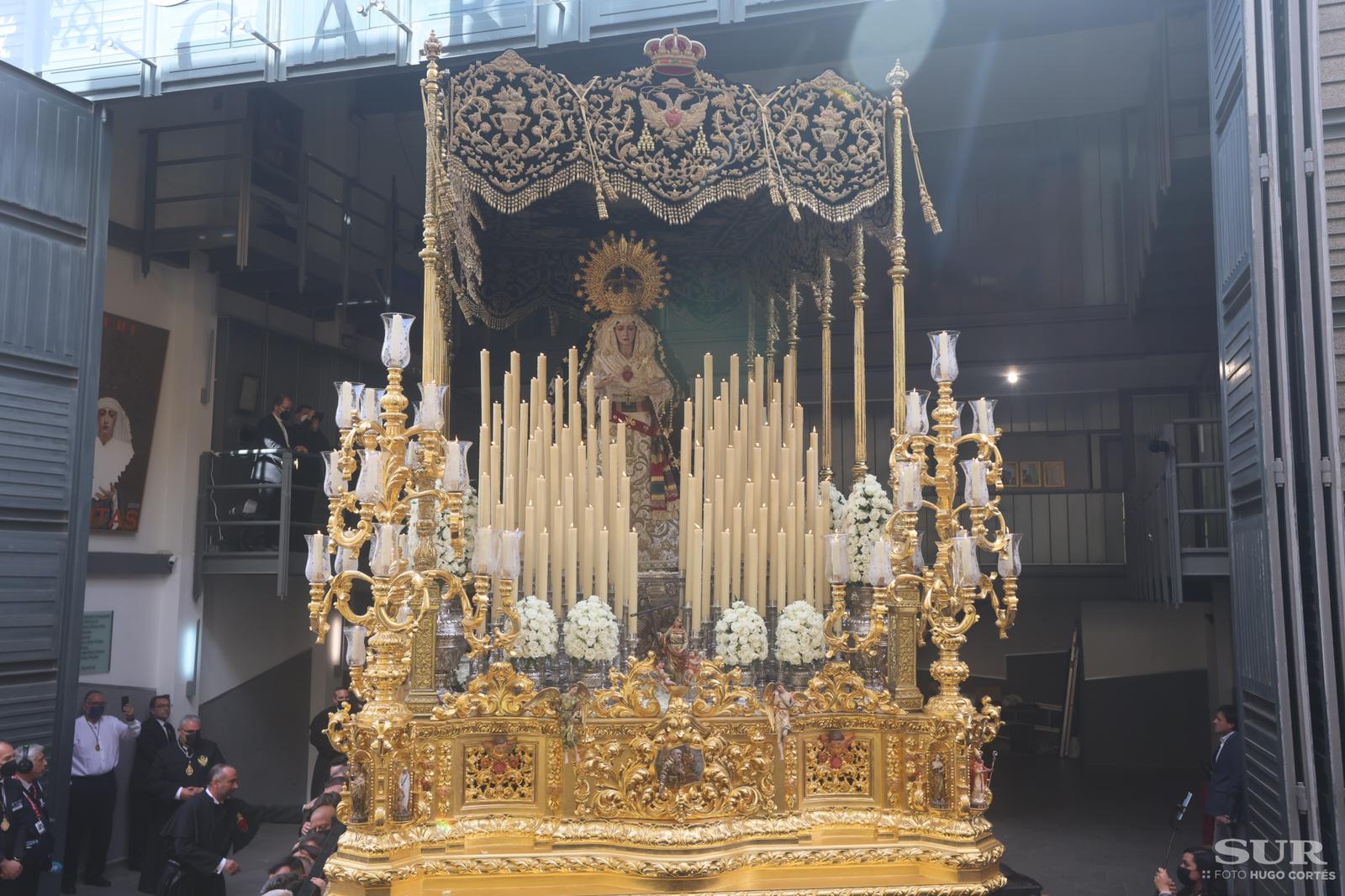 Las mejores imágenes de las cofradías del Viernes Santo en Málaga. Procesionan Monte Calvario, Descendimiento, Dolores de San Juan, Amor, Traslado, Piedad, Sepulcro y Servitas.