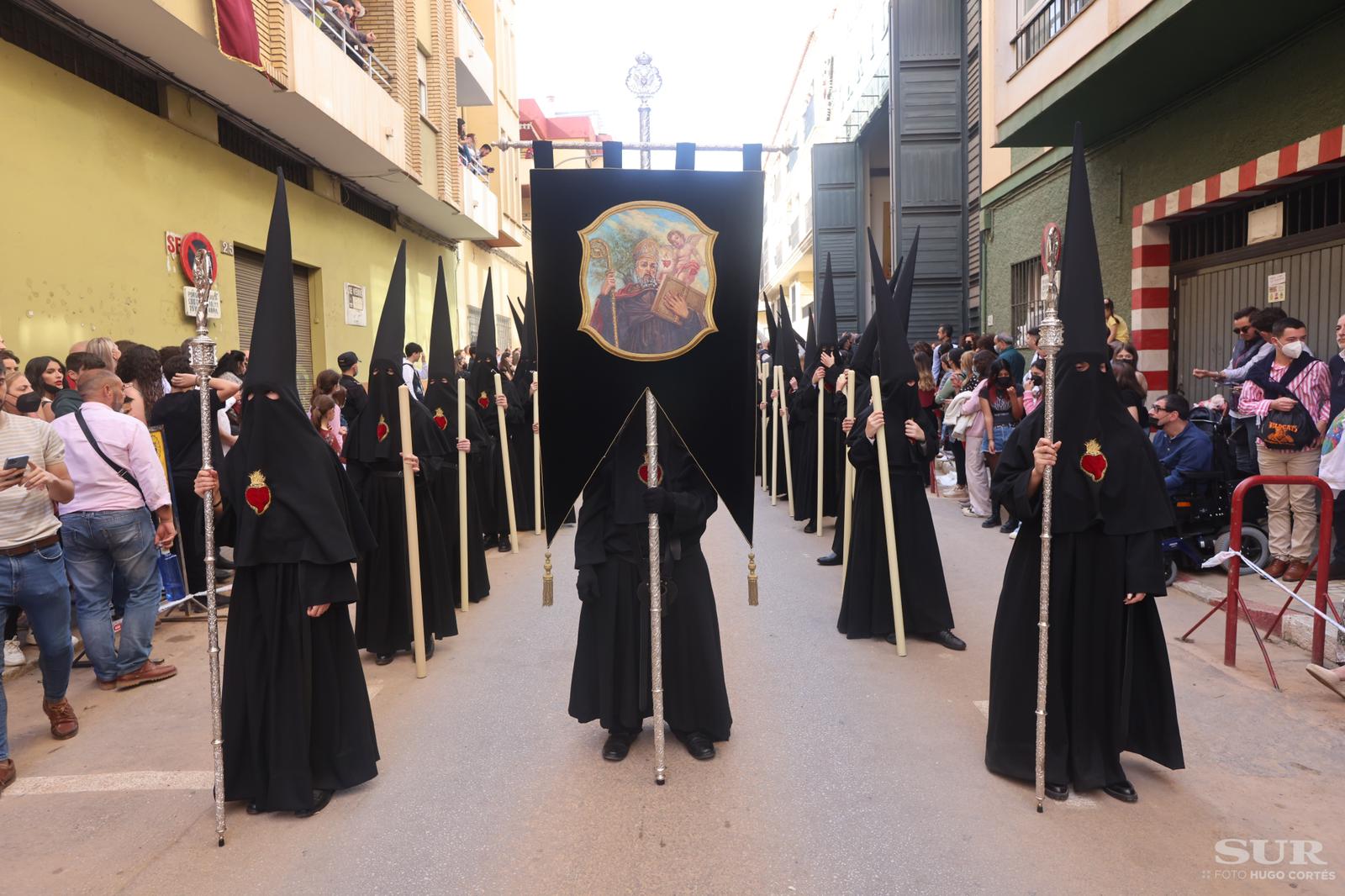 Las mejores imágenes de las cofradías del Viernes Santo en Málaga. Procesionan Monte Calvario, Descendimiento, Dolores de San Juan, Amor, Traslado, Piedad, Sepulcro y Servitas.