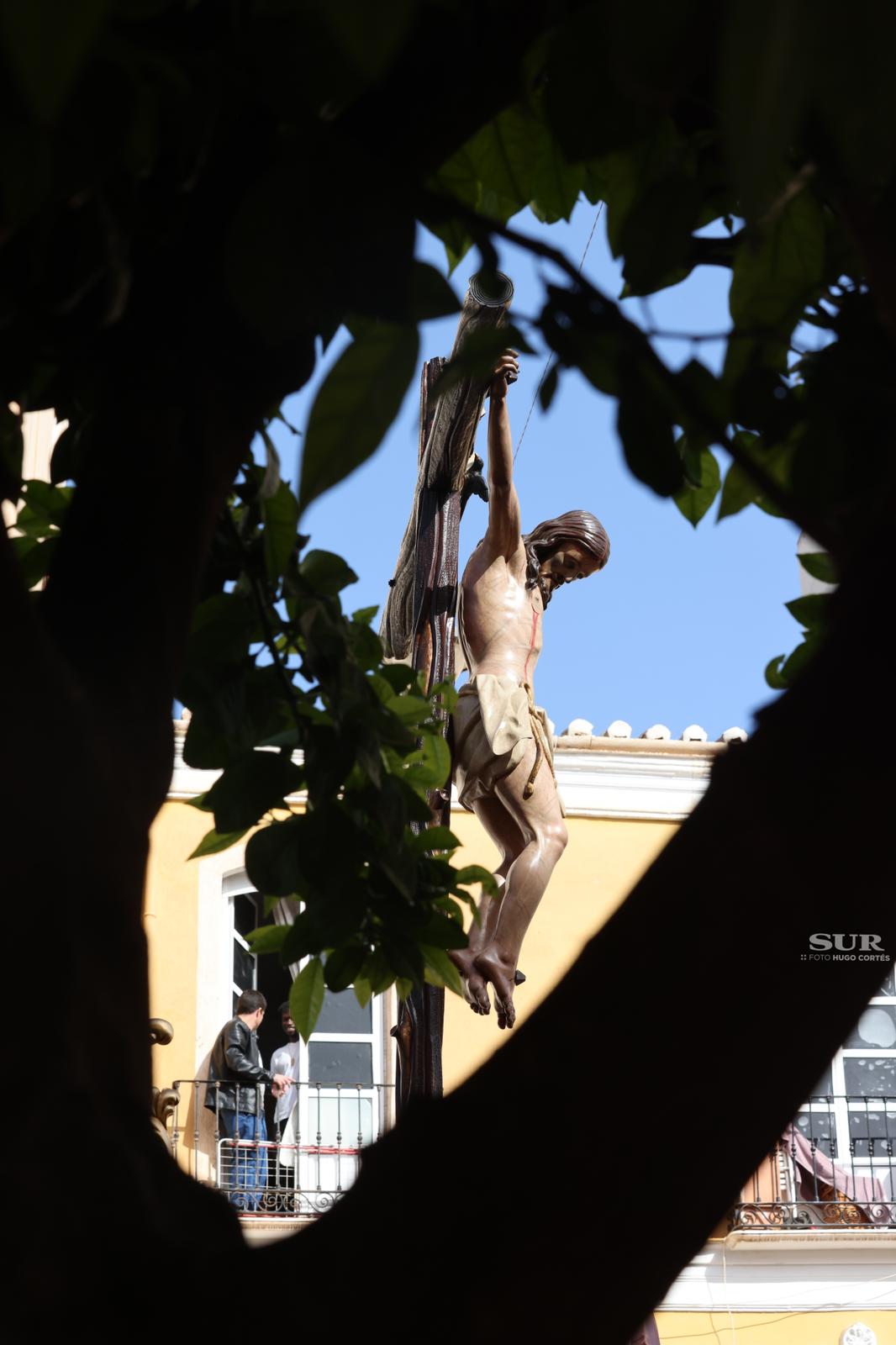 Las mejores imágenes de las cofradías del Viernes Santo en Málaga. Procesionan Monte Calvario, Descendimiento, Dolores de San Juan, Amor, Traslado, Piedad, Sepulcro y Servitas.