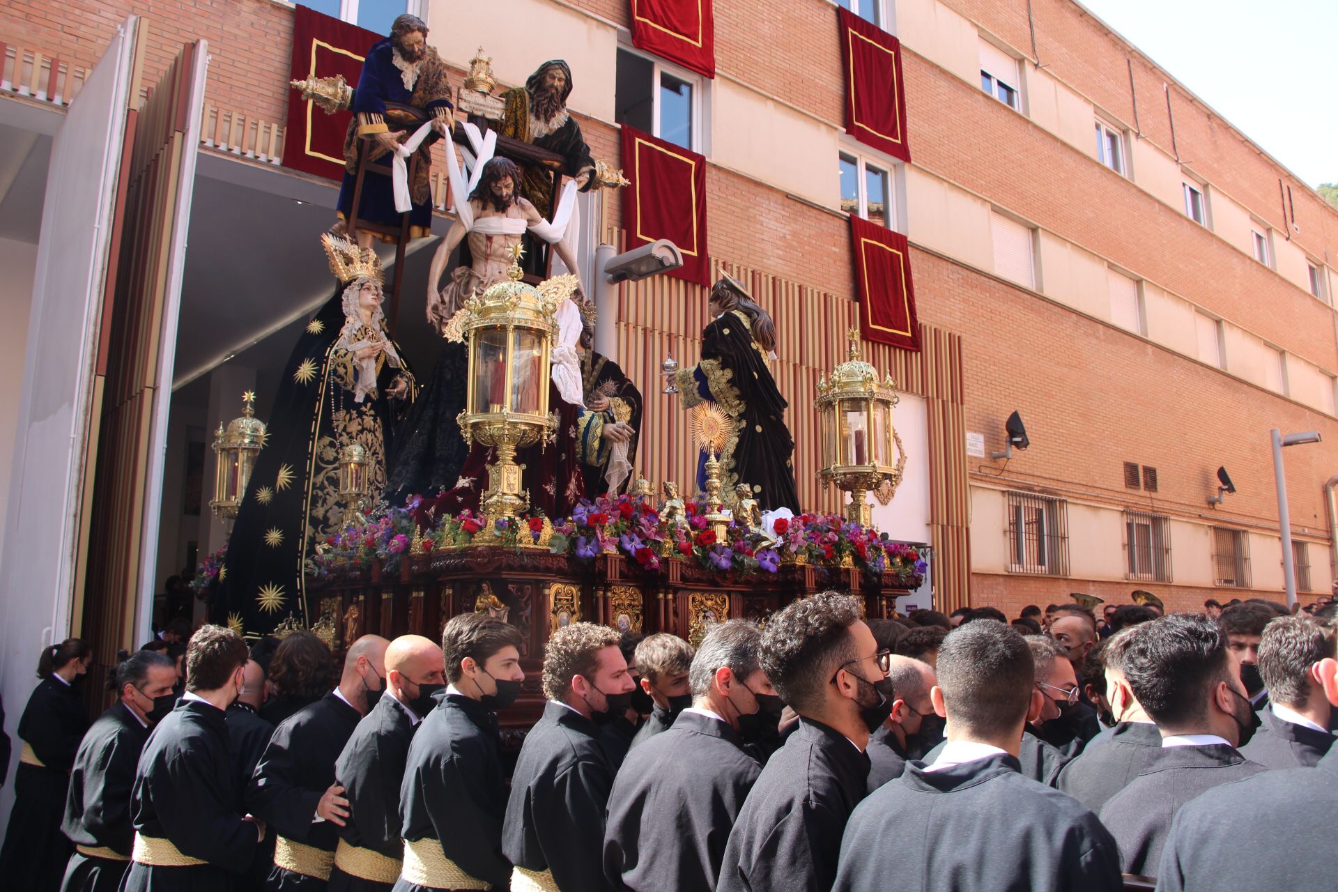 Las mejores imágenes de las cofradías del Viernes Santo en Málaga. Procesionan Monte Calvario, Descendimiento, Dolores de San Juan, Amor, Traslado, Piedad, Sepulcro y Servitas.