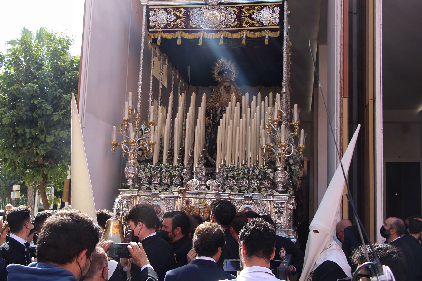Las mejores imágenes de las cofradías del Viernes Santo en Málaga. Procesionan Monte Calvario, Descendimiento, Dolores de San Juan, Amor, Traslado, Piedad, Sepulcro y Servitas.