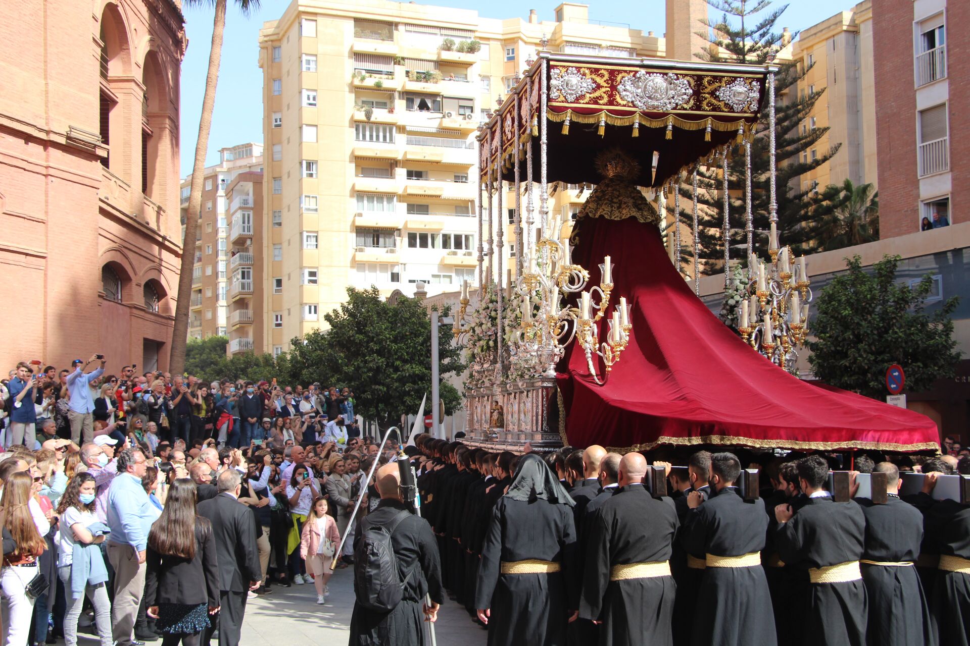 Las mejores imágenes de las cofradías del Viernes Santo en Málaga. Procesionan Monte Calvario, Descendimiento, Dolores de San Juan, Amor, Traslado, Piedad, Sepulcro y Servitas.