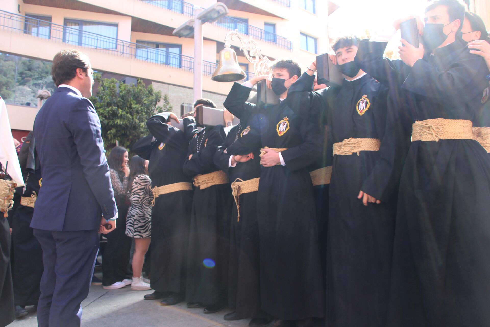Las mejores imágenes de las cofradías del Viernes Santo en Málaga. Procesionan Monte Calvario, Descendimiento, Dolores de San Juan, Amor, Traslado, Piedad, Sepulcro y Servitas.