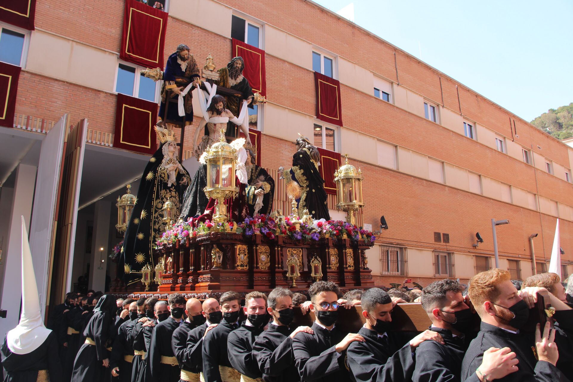 Las mejores imágenes de las cofradías del Viernes Santo en Málaga. Procesionan Monte Calvario, Descendimiento, Dolores de San Juan, Amor, Traslado, Piedad, Sepulcro y Servitas.