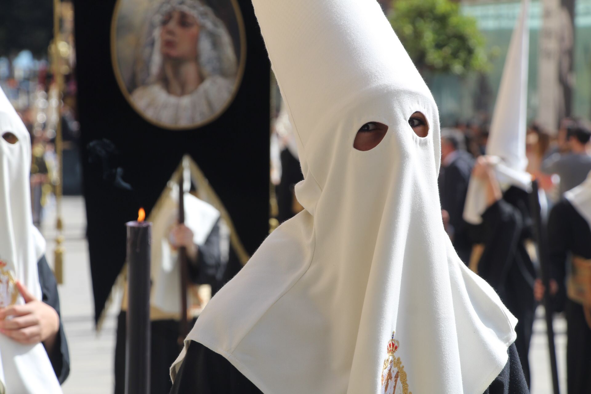 Las mejores imágenes de las cofradías del Viernes Santo en Málaga. Procesionan Monte Calvario, Descendimiento, Dolores de San Juan, Amor, Traslado, Piedad, Sepulcro y Servitas.