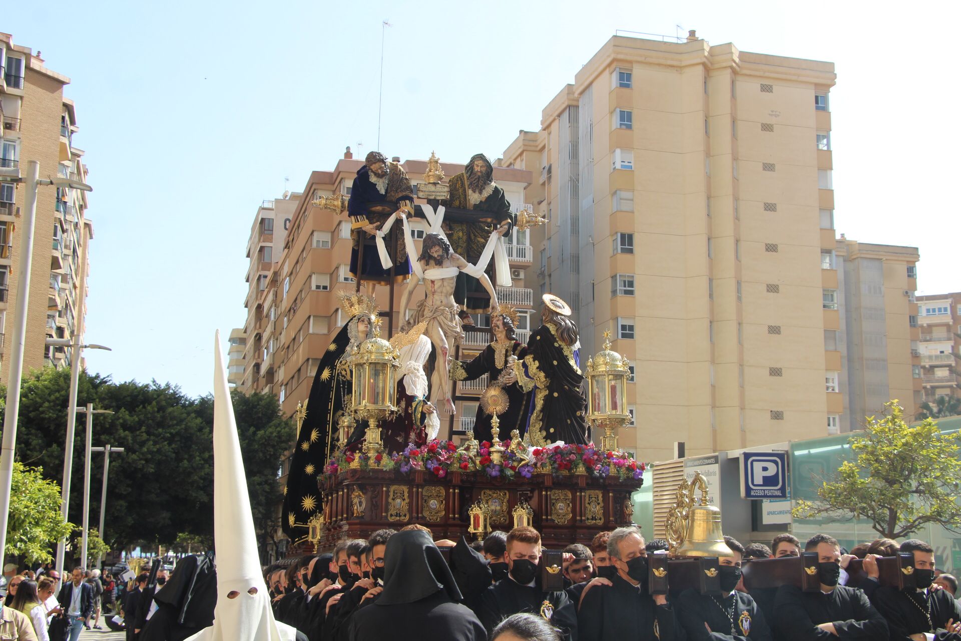 Las mejores imágenes de las cofradías del Viernes Santo en Málaga. Procesionan Monte Calvario, Descendimiento, Dolores de San Juan, Amor, Traslado, Piedad, Sepulcro y Servitas.