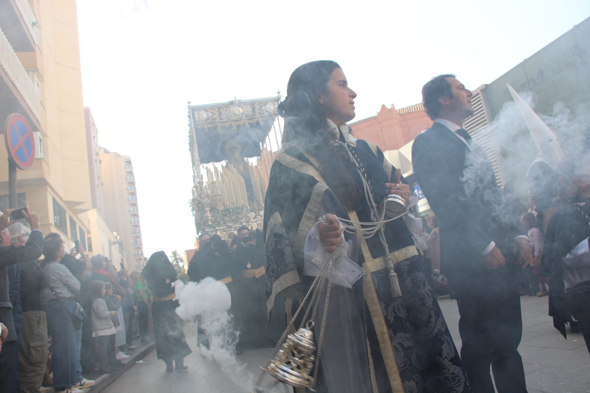 Las mejores imágenes de las cofradías del Viernes Santo en Málaga. Procesionan Monte Calvario, Descendimiento, Dolores de San Juan, Amor, Traslado, Piedad, Sepulcro y Servitas.