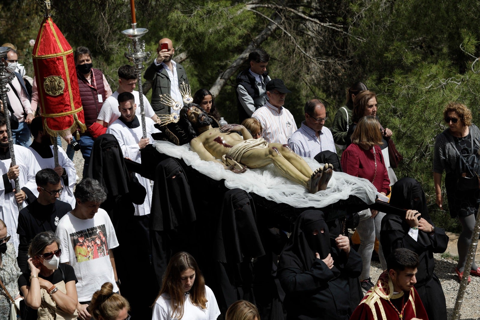 Las mejores imágenes de las cofradías del Viernes Santo en Málaga. Procesionan Monte Calvario, Descendimiento, Dolores de San Juan, Amor, Traslado, Piedad, Sepulcro y Servitas.
