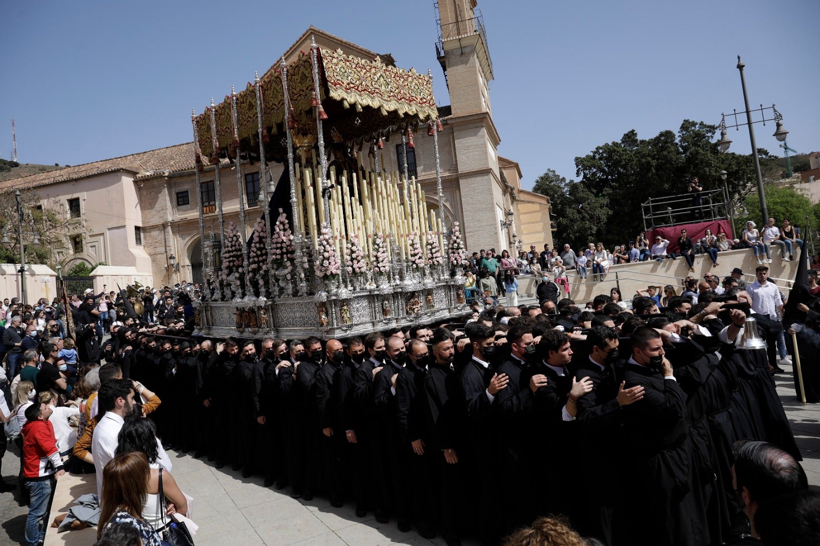 Las mejores imágenes de las cofradías del Viernes Santo en Málaga. Procesionan Monte Calvario, Descendimiento, Dolores de San Juan, Amor, Traslado, Piedad, Sepulcro y Servitas.