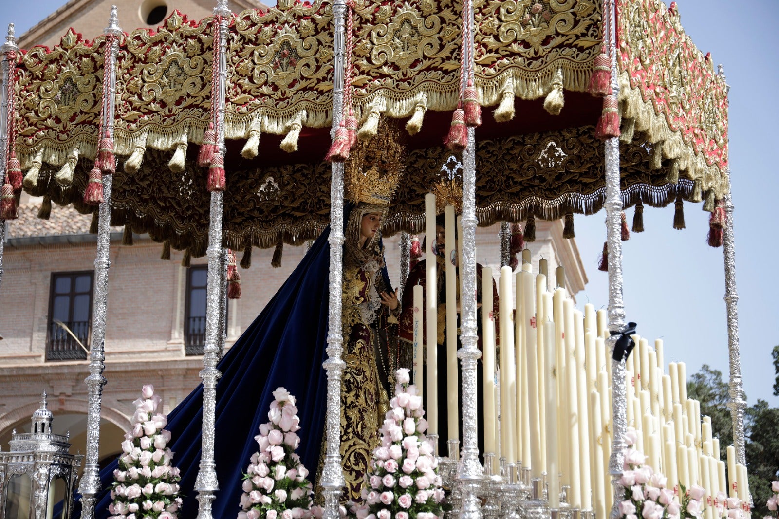 Las mejores imágenes de las cofradías del Viernes Santo en Málaga. Procesionan Monte Calvario, Descendimiento, Dolores de San Juan, Amor, Traslado, Piedad, Sepulcro y Servitas.