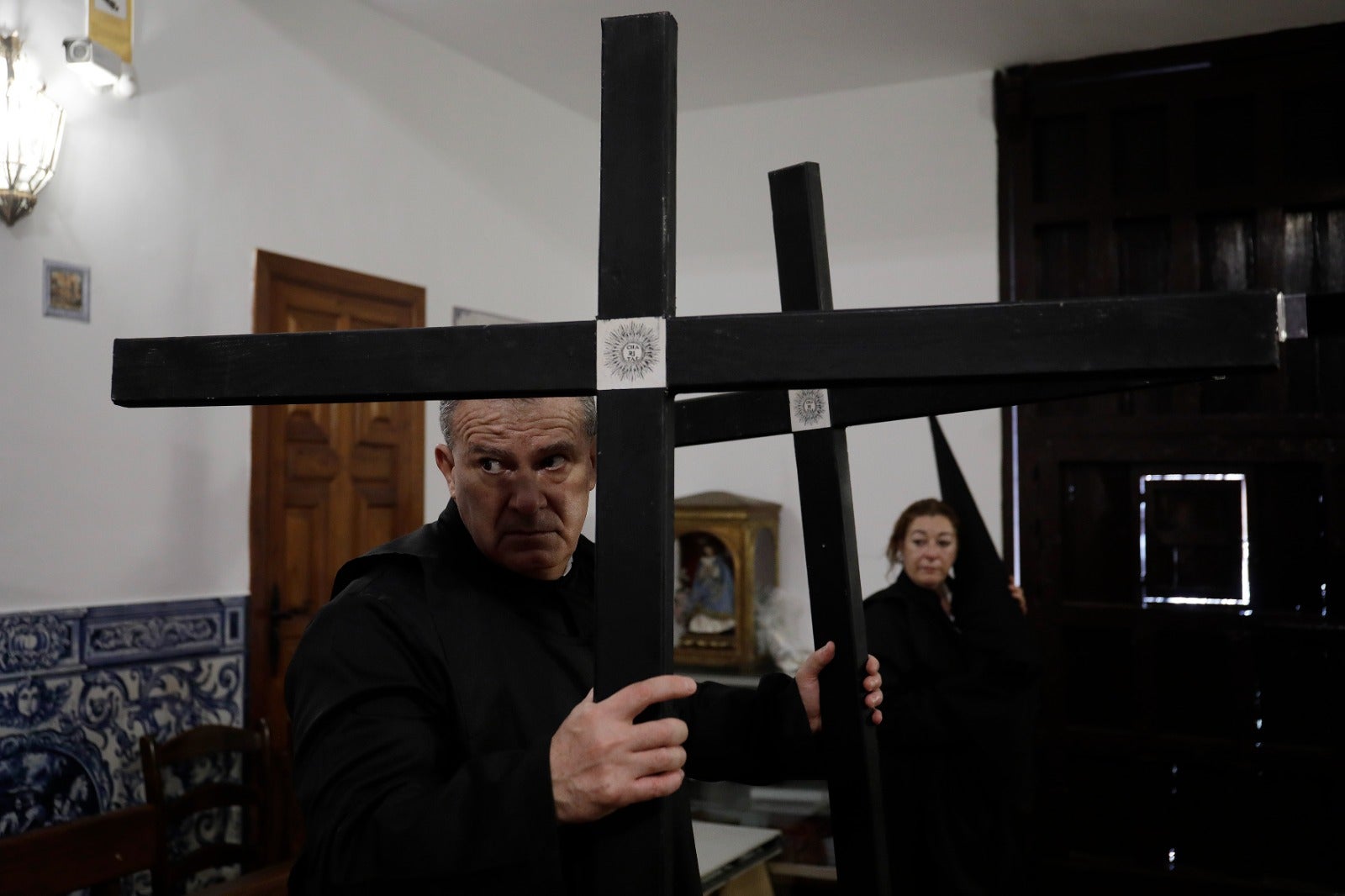 Las mejores imágenes de las cofradías del Viernes Santo en Málaga. Procesionan Monte Calvario, Descendimiento, Dolores de San Juan, Amor, Traslado, Piedad, Sepulcro y Servitas.