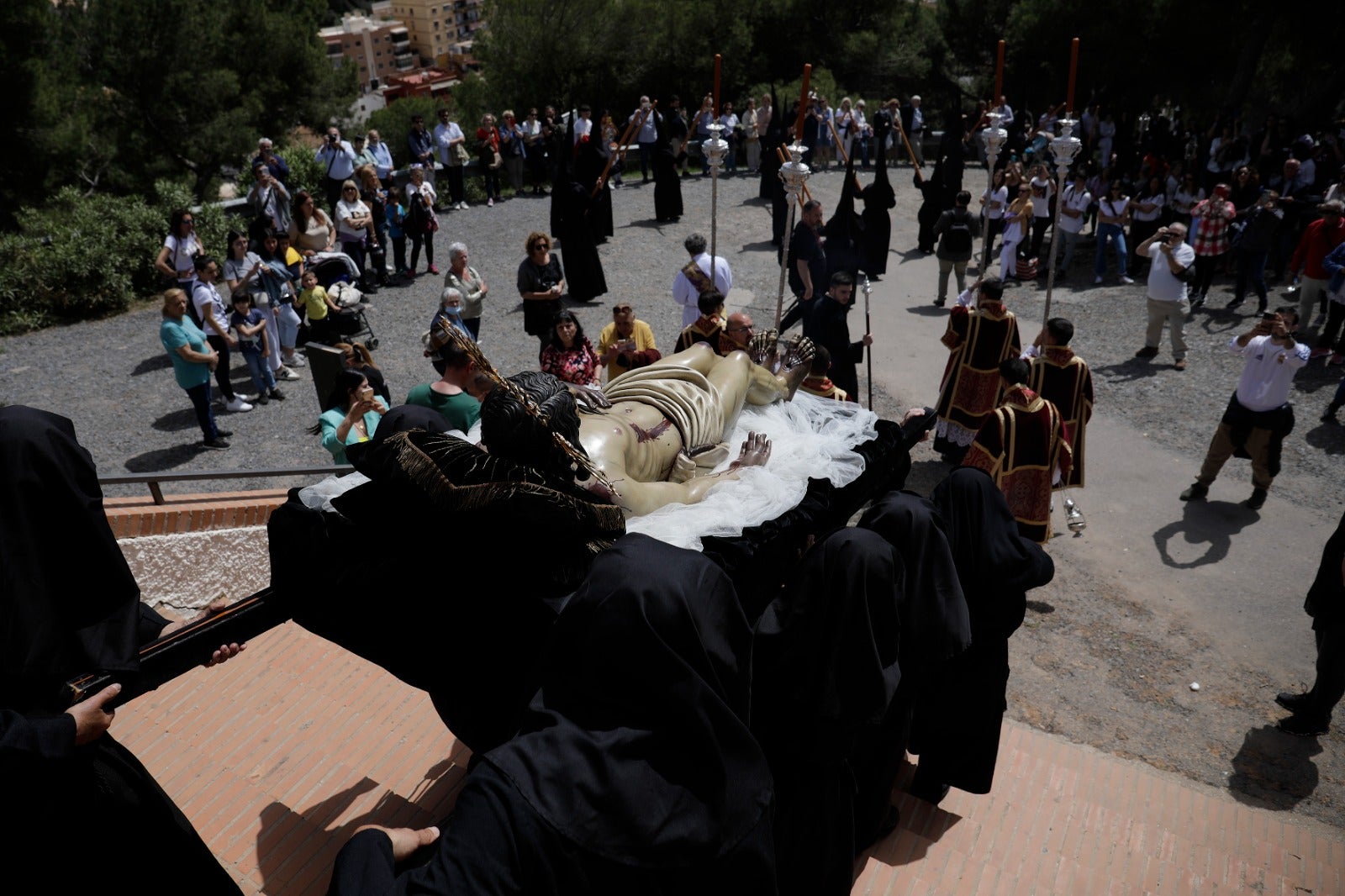 Las mejores imágenes de las cofradías del Viernes Santo en Málaga. Procesionan Monte Calvario, Descendimiento, Dolores de San Juan, Amor, Traslado, Piedad, Sepulcro y Servitas.