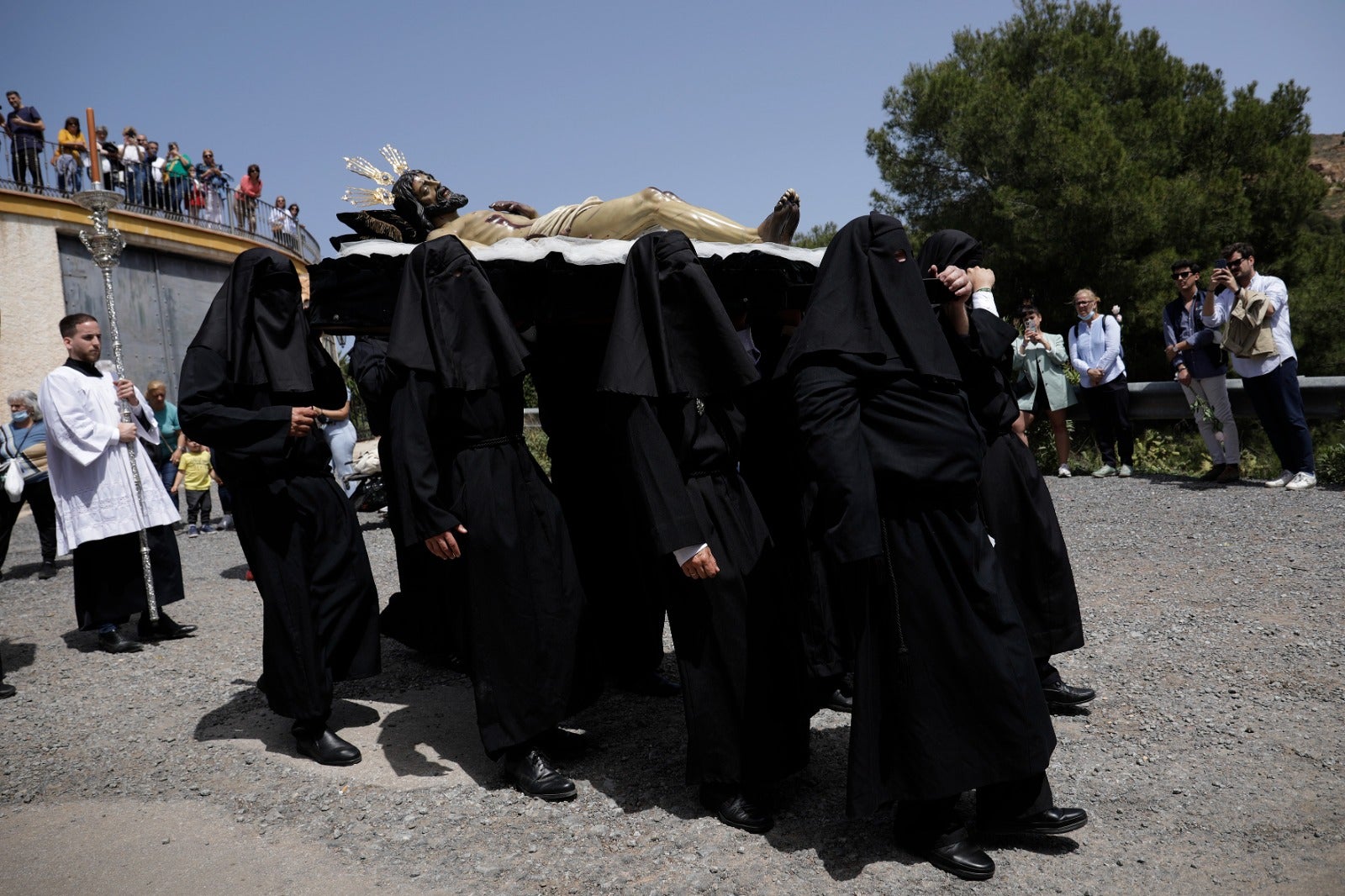 Las mejores imágenes de las cofradías del Viernes Santo en Málaga. Procesionan Monte Calvario, Descendimiento, Dolores de San Juan, Amor, Traslado, Piedad, Sepulcro y Servitas.