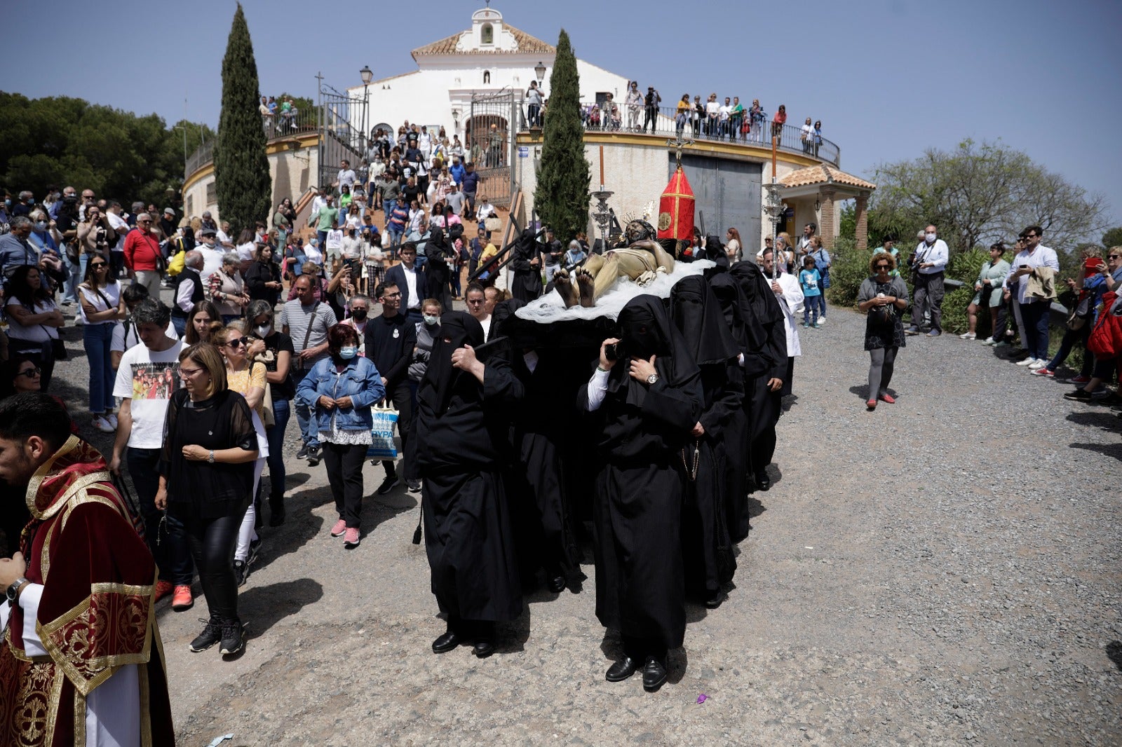 Las mejores imágenes de las cofradías del Viernes Santo en Málaga. Procesionan Monte Calvario, Descendimiento, Dolores de San Juan, Amor, Traslado, Piedad, Sepulcro y Servitas.