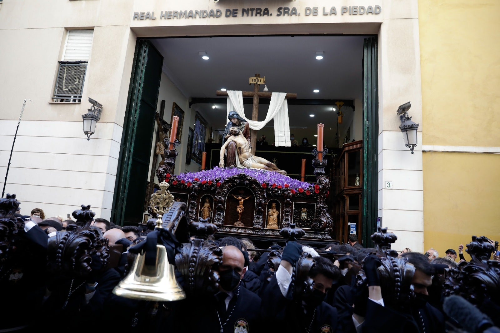 Las mejores imágenes de las cofradías del Viernes Santo en Málaga. Procesionan Monte Calvario, Descendimiento, Dolores de San Juan, Amor, Traslado, Piedad, Sepulcro y Servitas.
