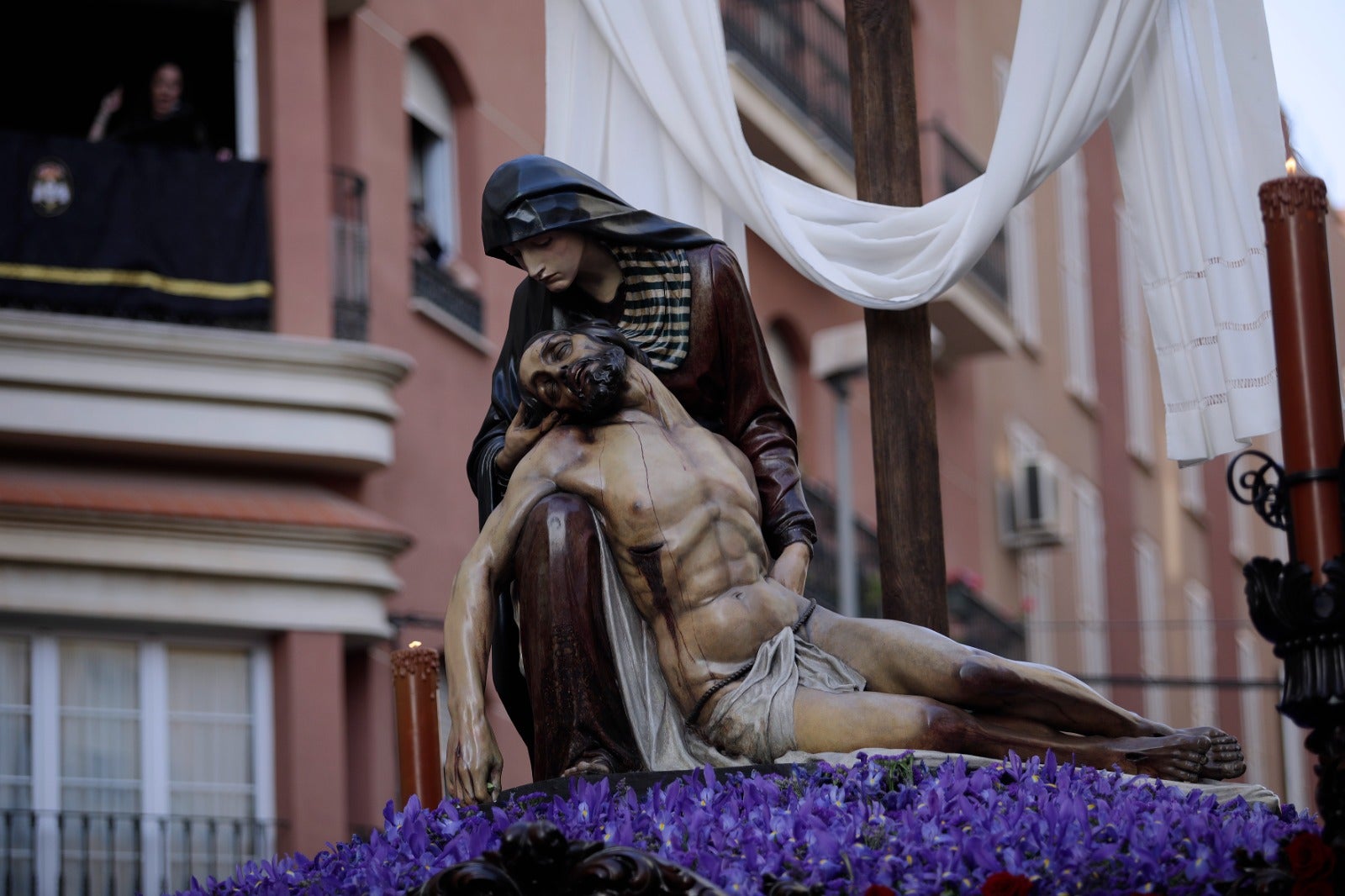 Las mejores imágenes de las cofradías del Viernes Santo en Málaga. Procesionan Monte Calvario, Descendimiento, Dolores de San Juan, Amor, Traslado, Piedad, Sepulcro y Servitas.