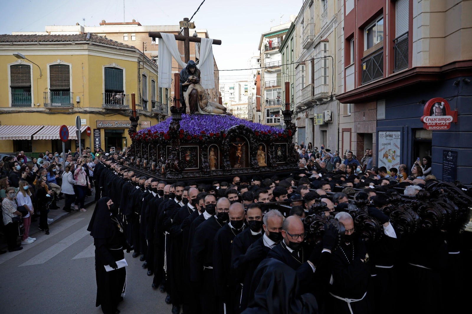 Las mejores imágenes de las cofradías del Viernes Santo en Málaga. Procesionan Monte Calvario, Descendimiento, Dolores de San Juan, Amor, Traslado, Piedad, Sepulcro y Servitas.