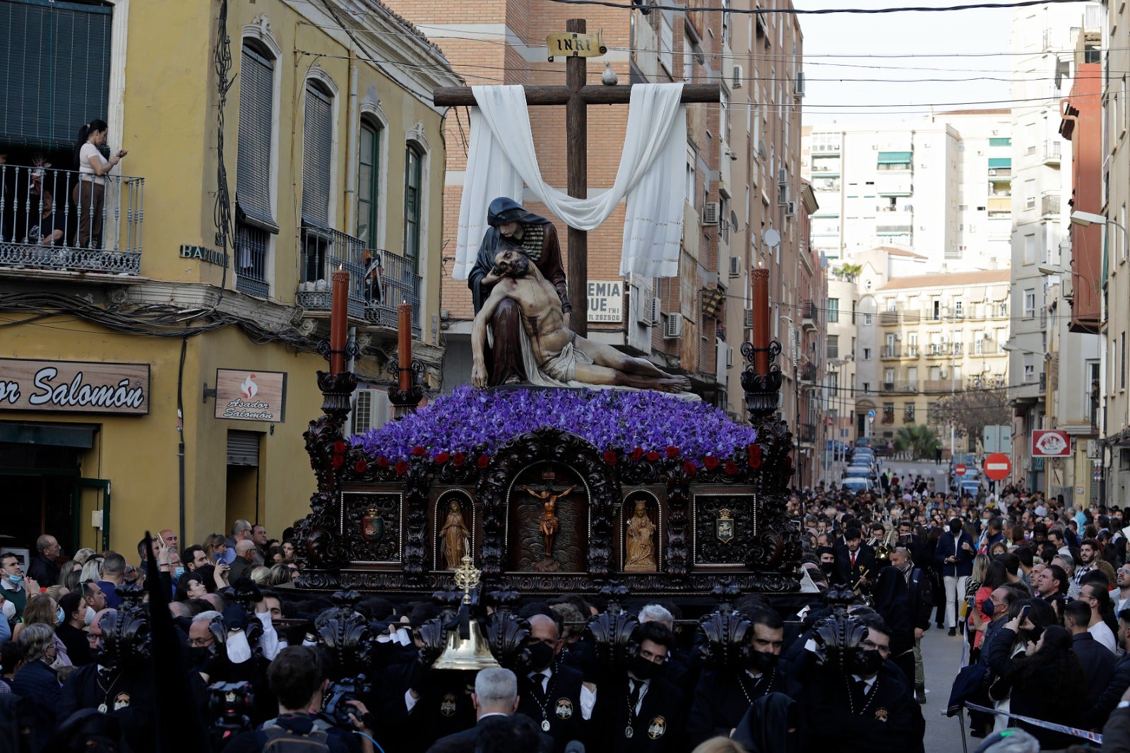 Las mejores imágenes de las cofradías del Viernes Santo en Málaga. Procesionan Monte Calvario, Descendimiento, Dolores de San Juan, Amor, Traslado, Piedad, Sepulcro y Servitas.