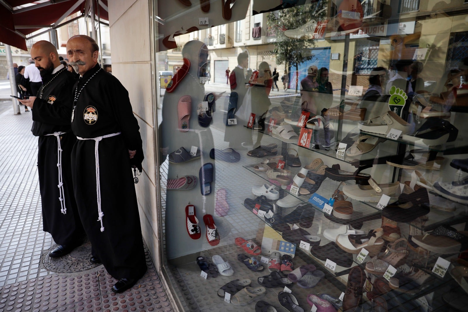 Las mejores imágenes de las cofradías del Viernes Santo en Málaga. Procesionan Monte Calvario, Descendimiento, Dolores de San Juan, Amor, Traslado, Piedad, Sepulcro y Servitas.