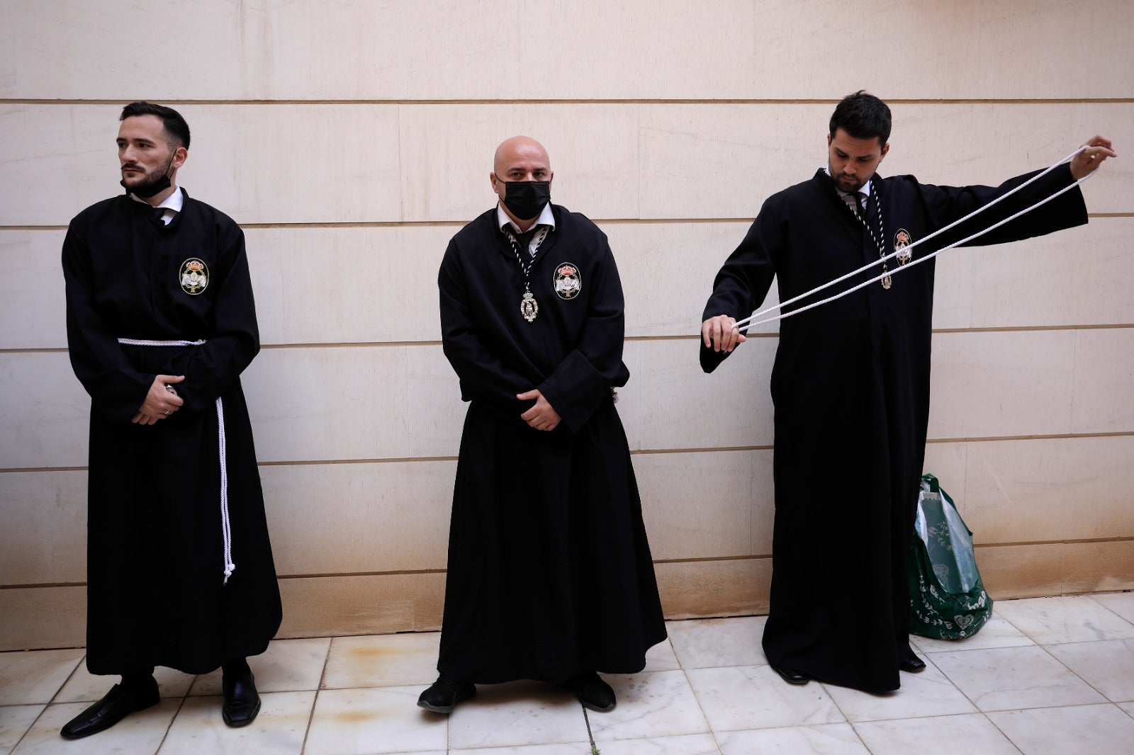 Las mejores imágenes de las cofradías del Viernes Santo en Málaga. Procesionan Monte Calvario, Descendimiento, Dolores de San Juan, Amor, Traslado, Piedad, Sepulcro y Servitas.