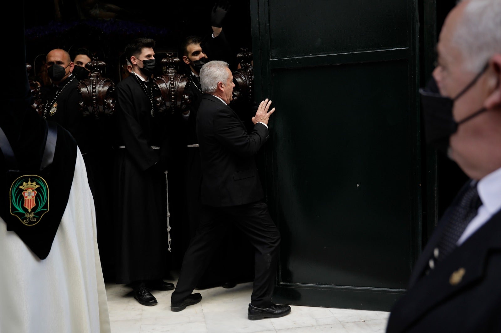 Las mejores imágenes de las cofradías del Viernes Santo en Málaga. Procesionan Monte Calvario, Descendimiento, Dolores de San Juan, Amor, Traslado, Piedad, Sepulcro y Servitas.