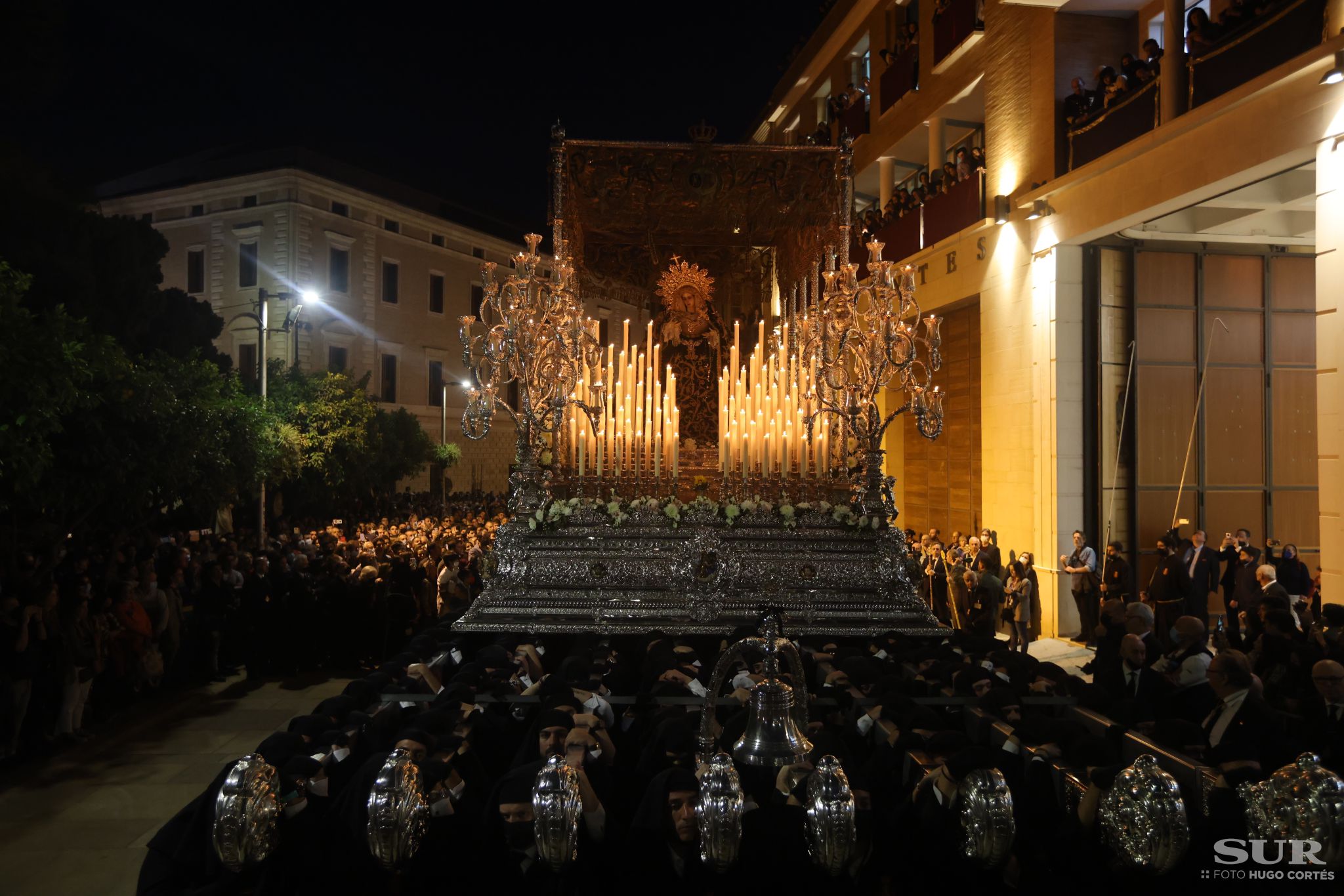 Las mejores imágenes de las cofradías del Viernes Santo en Málaga. Procesionan Monte Calvario, Descendimiento, Dolores de San Juan, Amor, Traslado, Piedad, Sepulcro y Servitas.