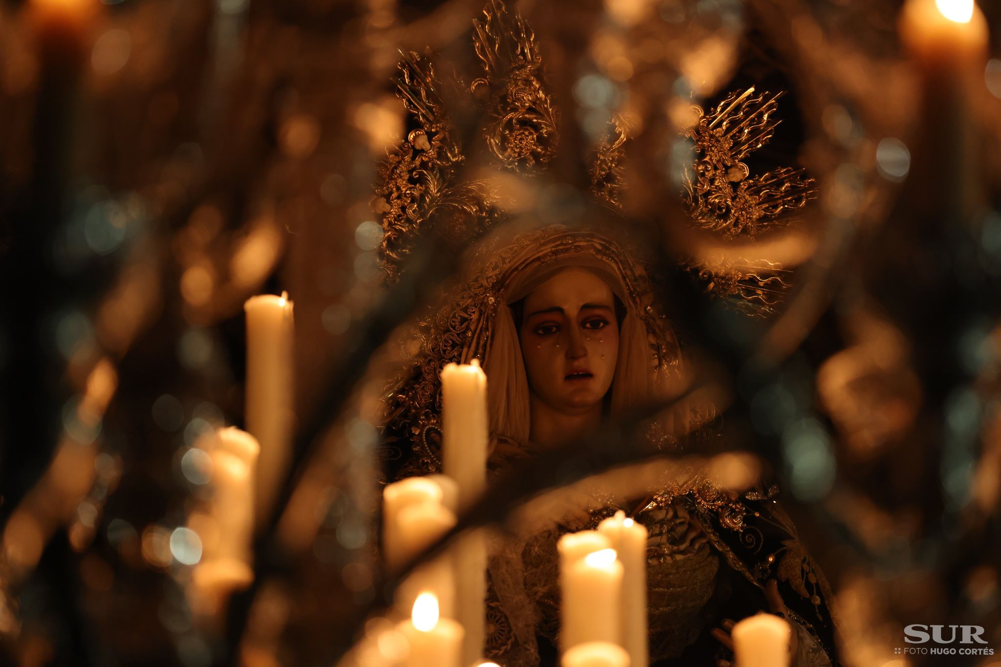 Las mejores imágenes de las cofradías del Viernes Santo en Málaga. Procesionan Monte Calvario, Descendimiento, Dolores de San Juan, Amor, Traslado, Piedad, Sepulcro y Servitas.