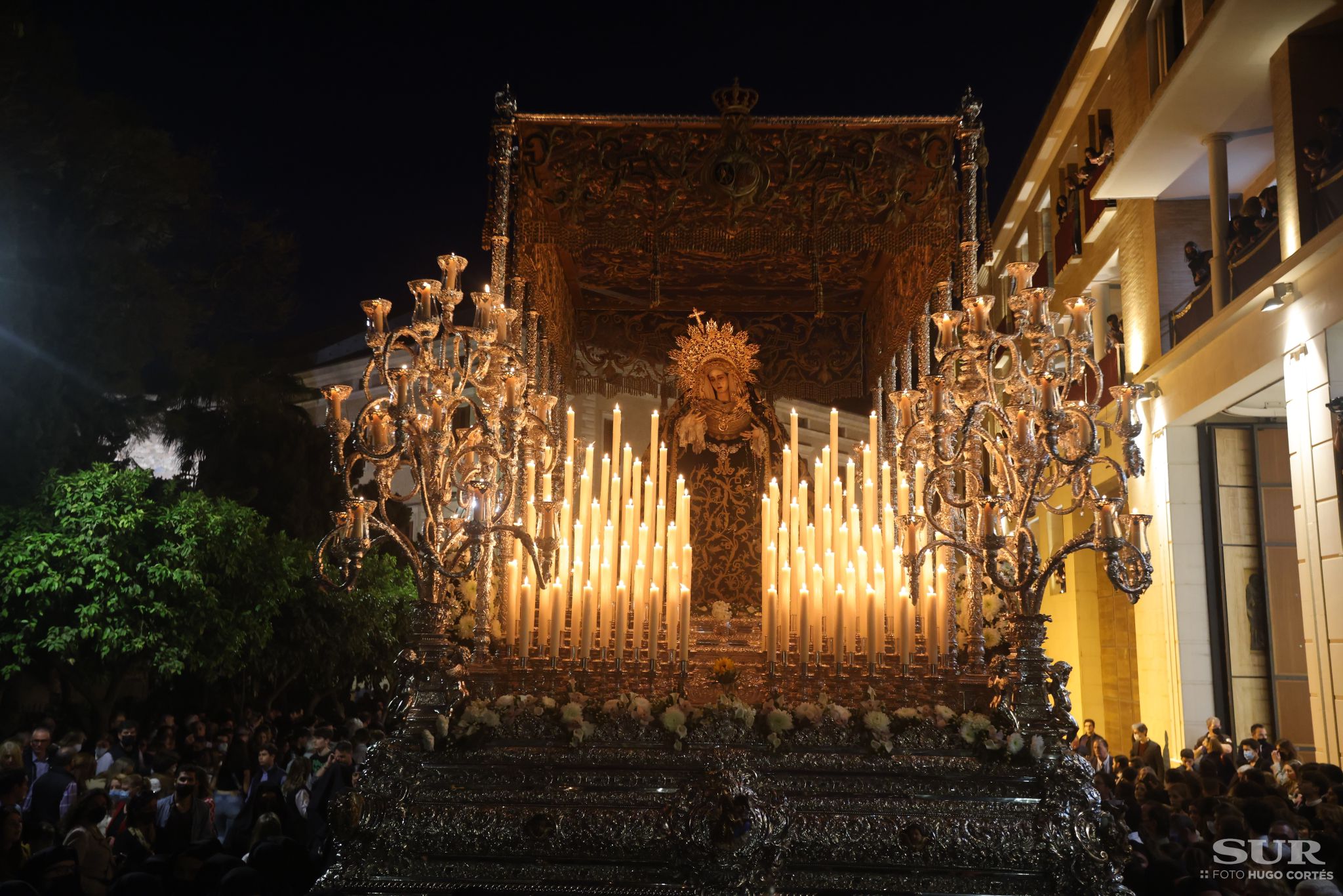 Las mejores imágenes de las cofradías del Viernes Santo en Málaga. Procesionan Monte Calvario, Descendimiento, Dolores de San Juan, Amor, Traslado, Piedad, Sepulcro y Servitas.