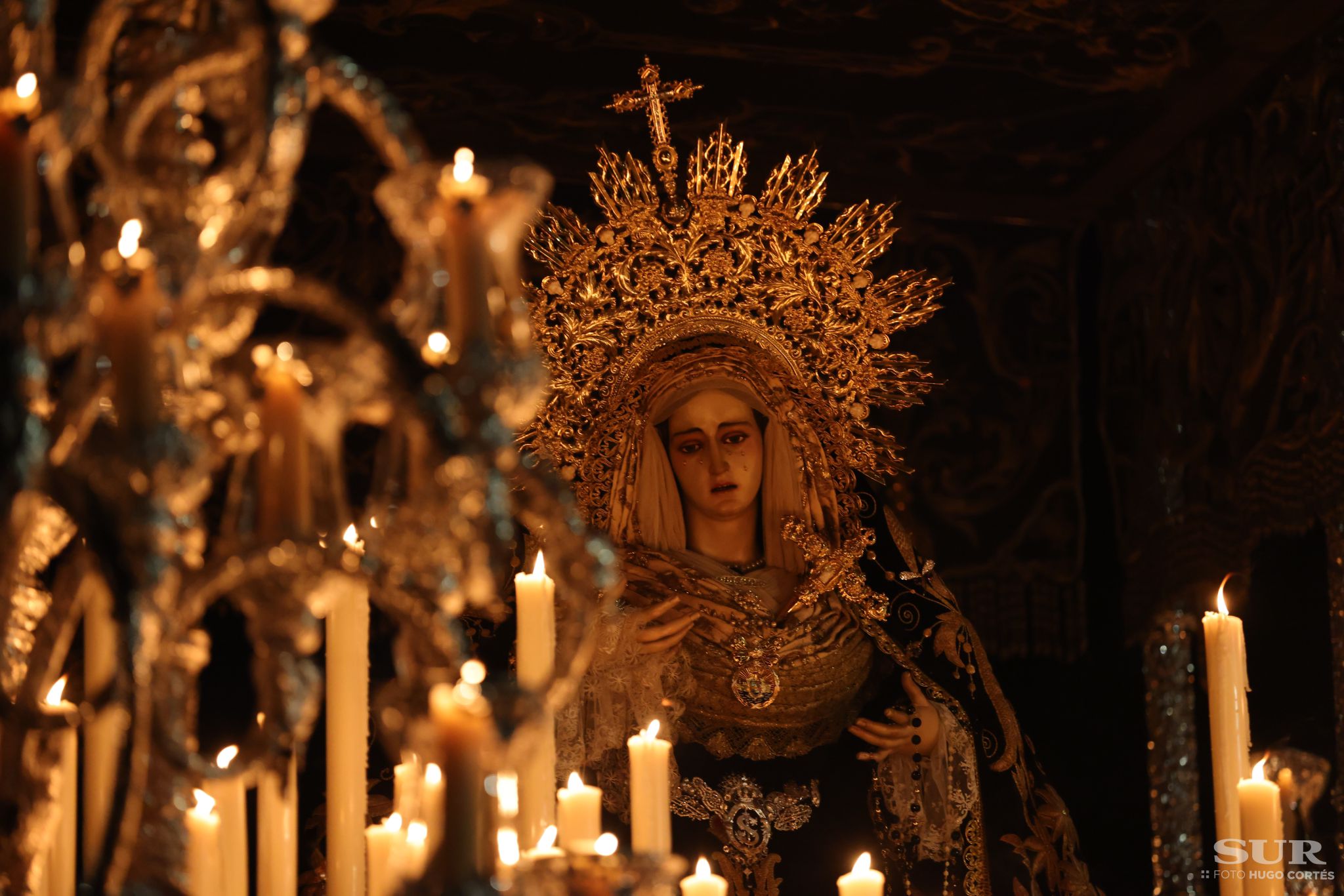 Las mejores imágenes de las cofradías del Viernes Santo en Málaga. Procesionan Monte Calvario, Descendimiento, Dolores de San Juan, Amor, Traslado, Piedad, Sepulcro y Servitas.