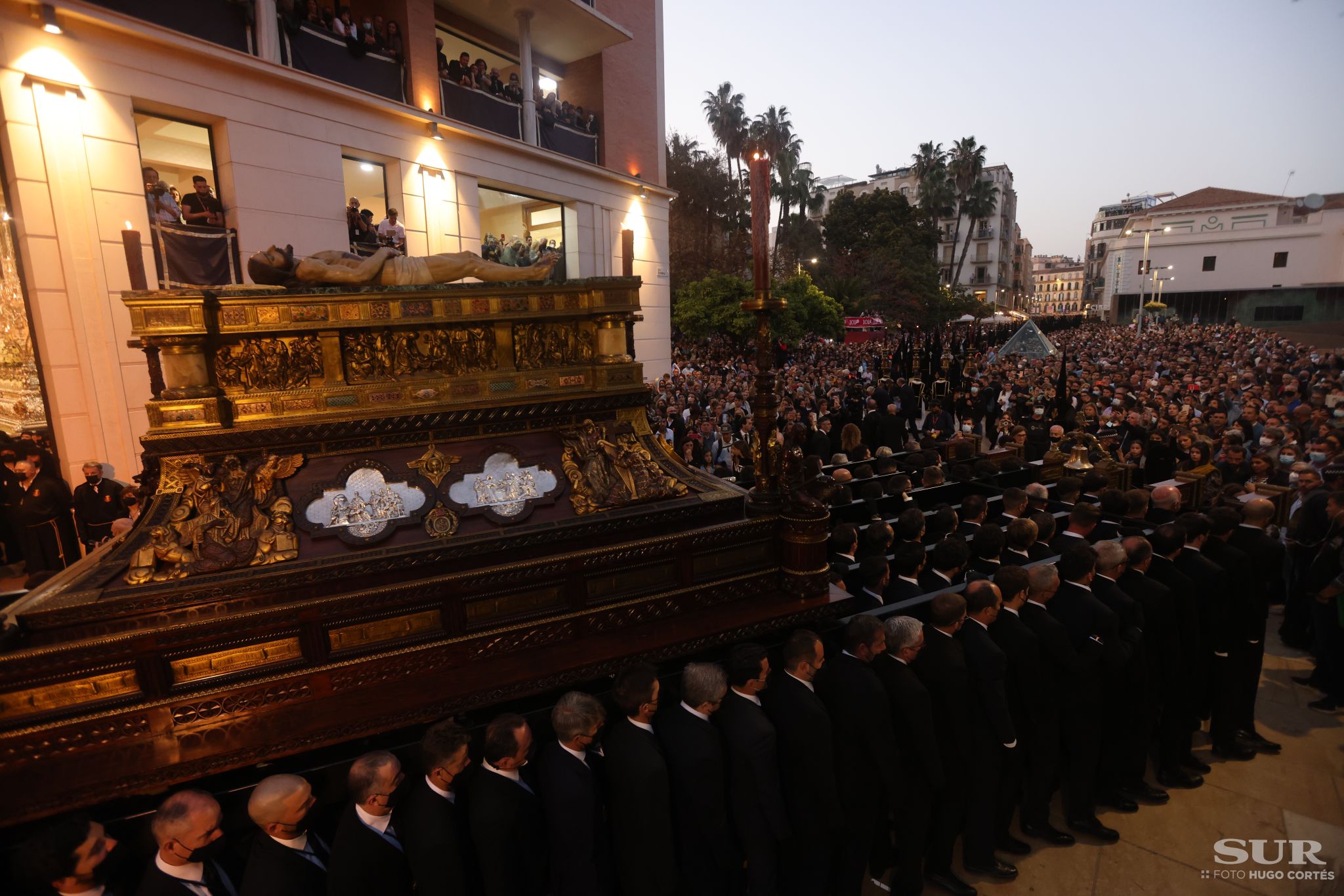 Las mejores imágenes de las cofradías del Viernes Santo en Málaga. Procesionan Monte Calvario, Descendimiento, Dolores de San Juan, Amor, Traslado, Piedad, Sepulcro y Servitas.