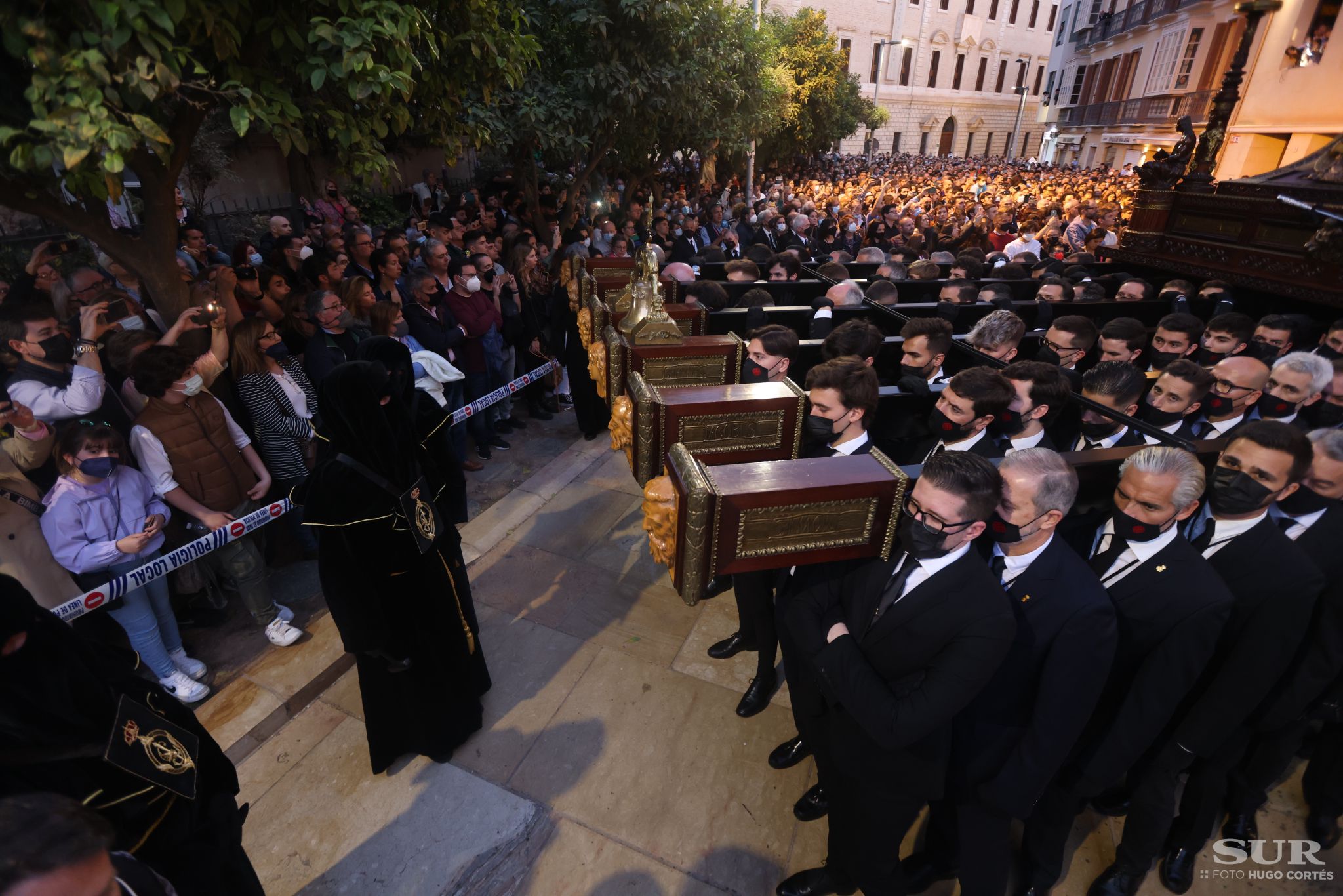 Las mejores imágenes de las cofradías del Viernes Santo en Málaga. Procesionan Monte Calvario, Descendimiento, Dolores de San Juan, Amor, Traslado, Piedad, Sepulcro y Servitas.