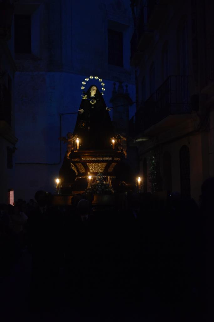 Las mejores imágenes de las cofradías del Viernes Santo en Málaga. Procesionan Monte Calvario, Descendimiento, Dolores de San Juan, Amor, Traslado, Piedad, Sepulcro y Servitas.