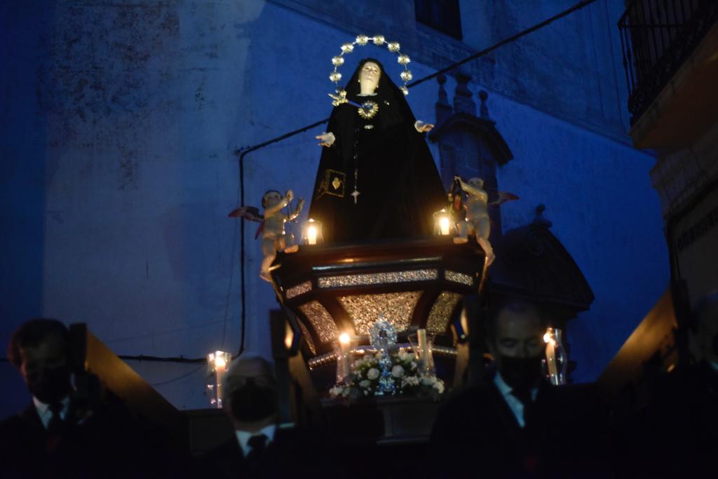 Las mejores imágenes de las cofradías del Viernes Santo en Málaga. Procesionan Monte Calvario, Descendimiento, Dolores de San Juan, Amor, Traslado, Piedad, Sepulcro y Servitas.