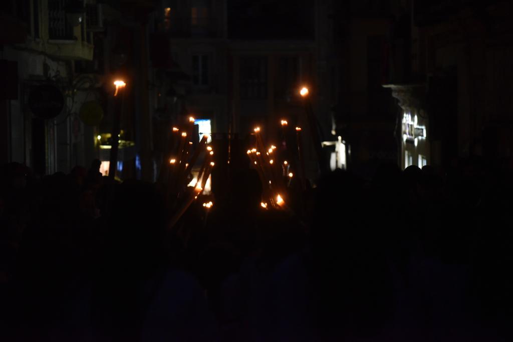 Las mejores imágenes de las cofradías del Viernes Santo en Málaga. Procesionan Monte Calvario, Descendimiento, Dolores de San Juan, Amor, Traslado, Piedad, Sepulcro y Servitas.