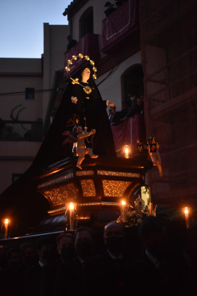 Las mejores imágenes de las cofradías del Viernes Santo en Málaga. Procesionan Monte Calvario, Descendimiento, Dolores de San Juan, Amor, Traslado, Piedad, Sepulcro y Servitas.