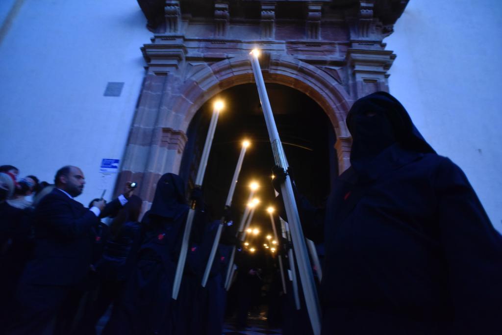 Las mejores imágenes de las cofradías del Viernes Santo en Málaga. Procesionan Monte Calvario, Descendimiento, Dolores de San Juan, Amor, Traslado, Piedad, Sepulcro y Servitas.