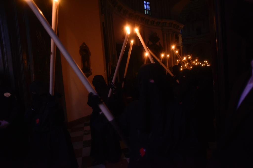 Las mejores imágenes de las cofradías del Viernes Santo en Málaga. Procesionan Monte Calvario, Descendimiento, Dolores de San Juan, Amor, Traslado, Piedad, Sepulcro y Servitas.