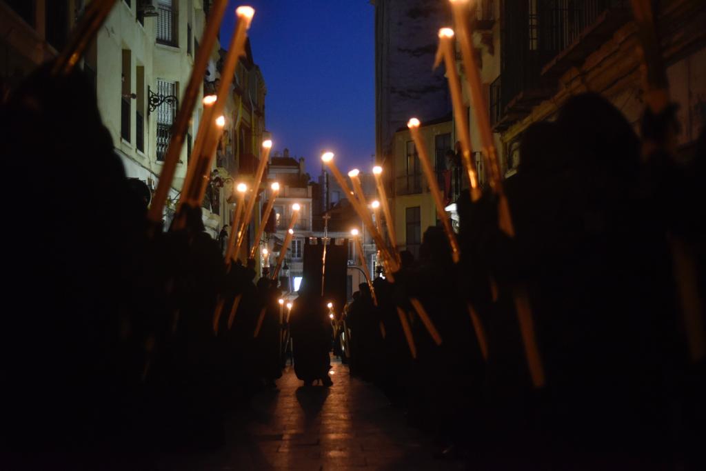 Las mejores imágenes de las cofradías del Viernes Santo en Málaga. Procesionan Monte Calvario, Descendimiento, Dolores de San Juan, Amor, Traslado, Piedad, Sepulcro y Servitas.