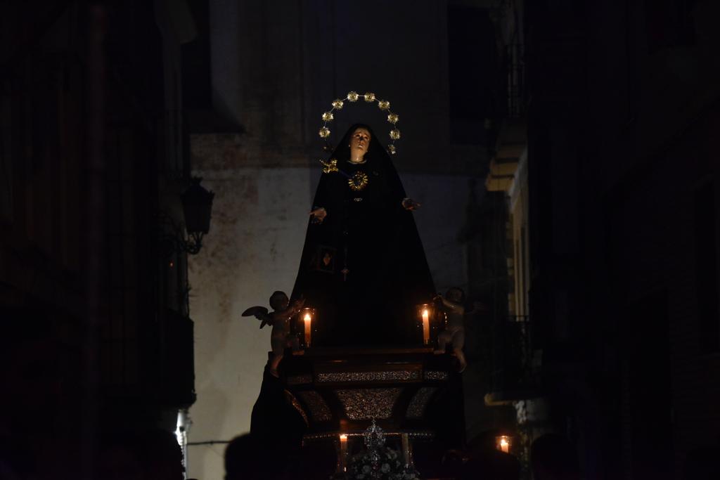 Las mejores imágenes de las cofradías del Viernes Santo en Málaga. Procesionan Monte Calvario, Descendimiento, Dolores de San Juan, Amor, Traslado, Piedad, Sepulcro y Servitas.
