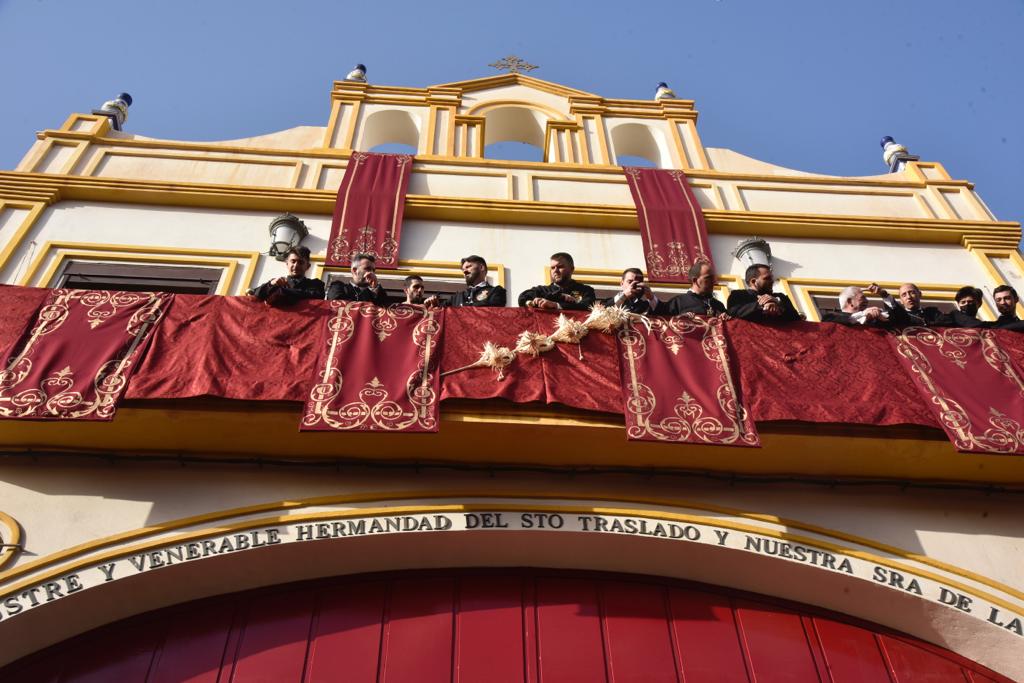 Las mejores imágenes de las cofradías del Viernes Santo en Málaga. Procesionan Monte Calvario, Descendimiento, Dolores de San Juan, Amor, Traslado, Piedad, Sepulcro y Servitas.